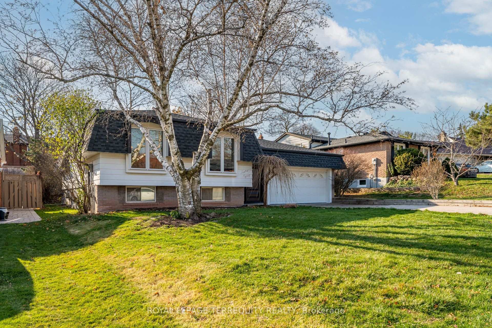 Photo 4 of 1280 Hart Crescent, Oakville, Falgarwood — HOMEH