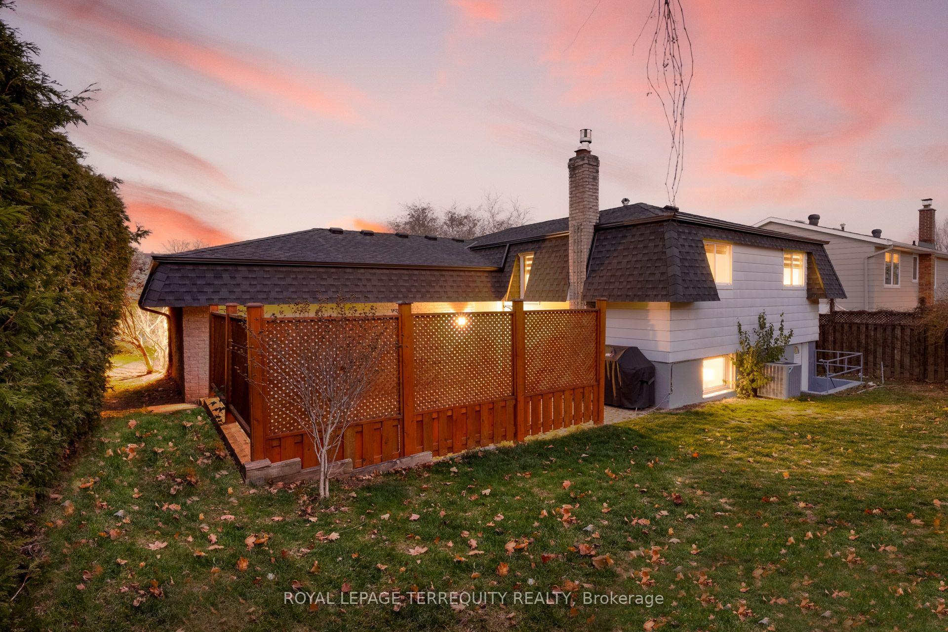 Photo 3 of 1280 Hart Crescent, Oakville, Falgarwood — HOMEH