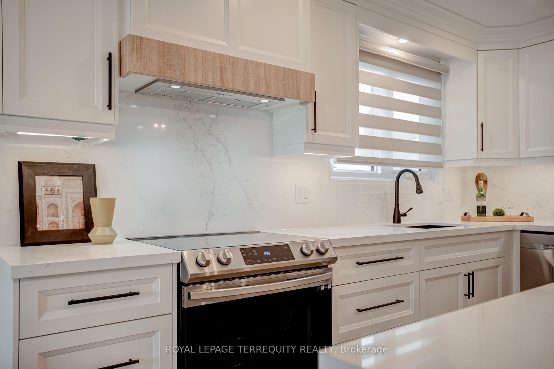 Photo 12 of 1280 Hart Crescent, Oakville, Falgarwood — HOMEH