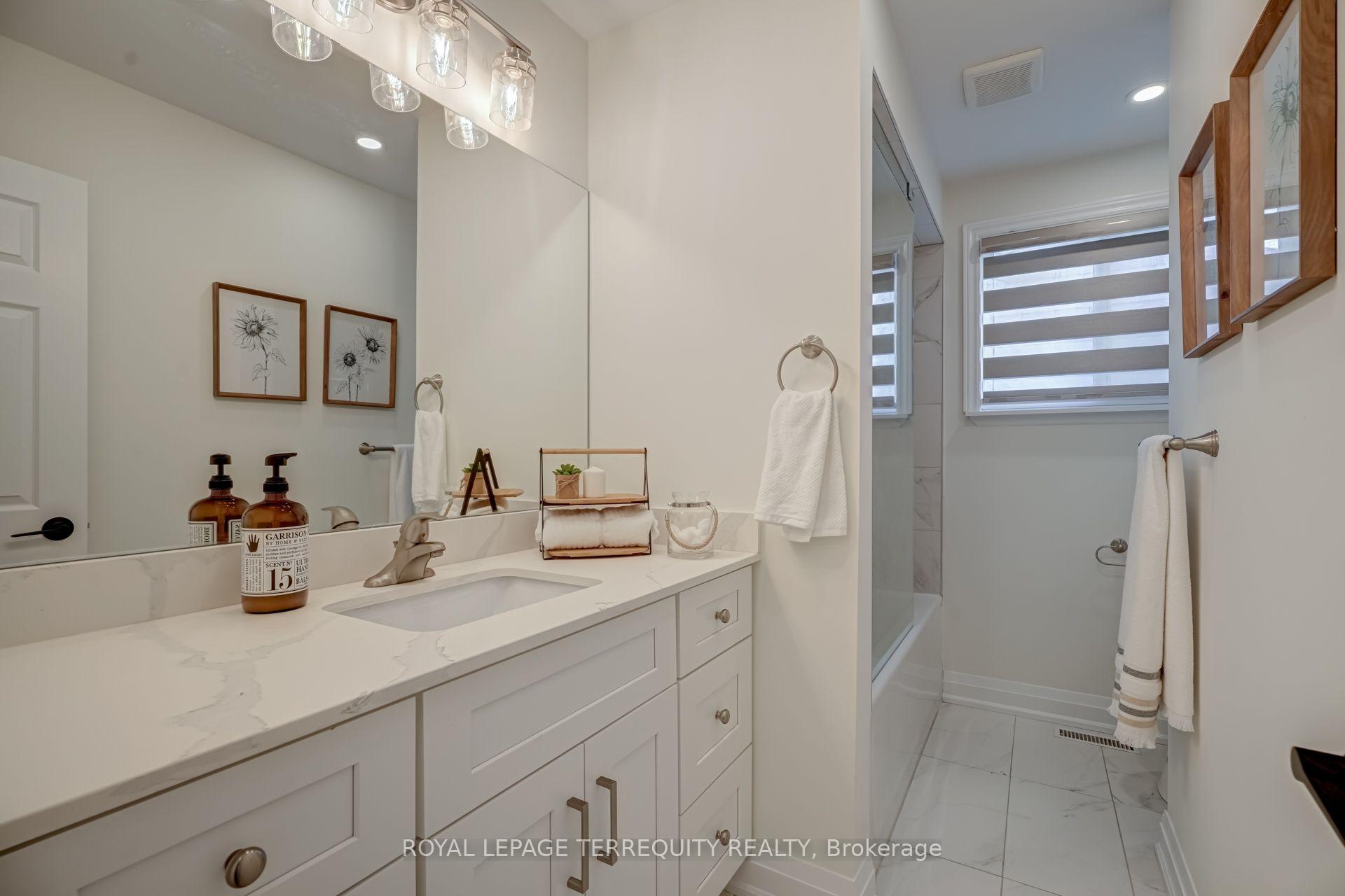 Photo 17 of 1280 Hart Crescent, Oakville, Falgarwood — HOMEH