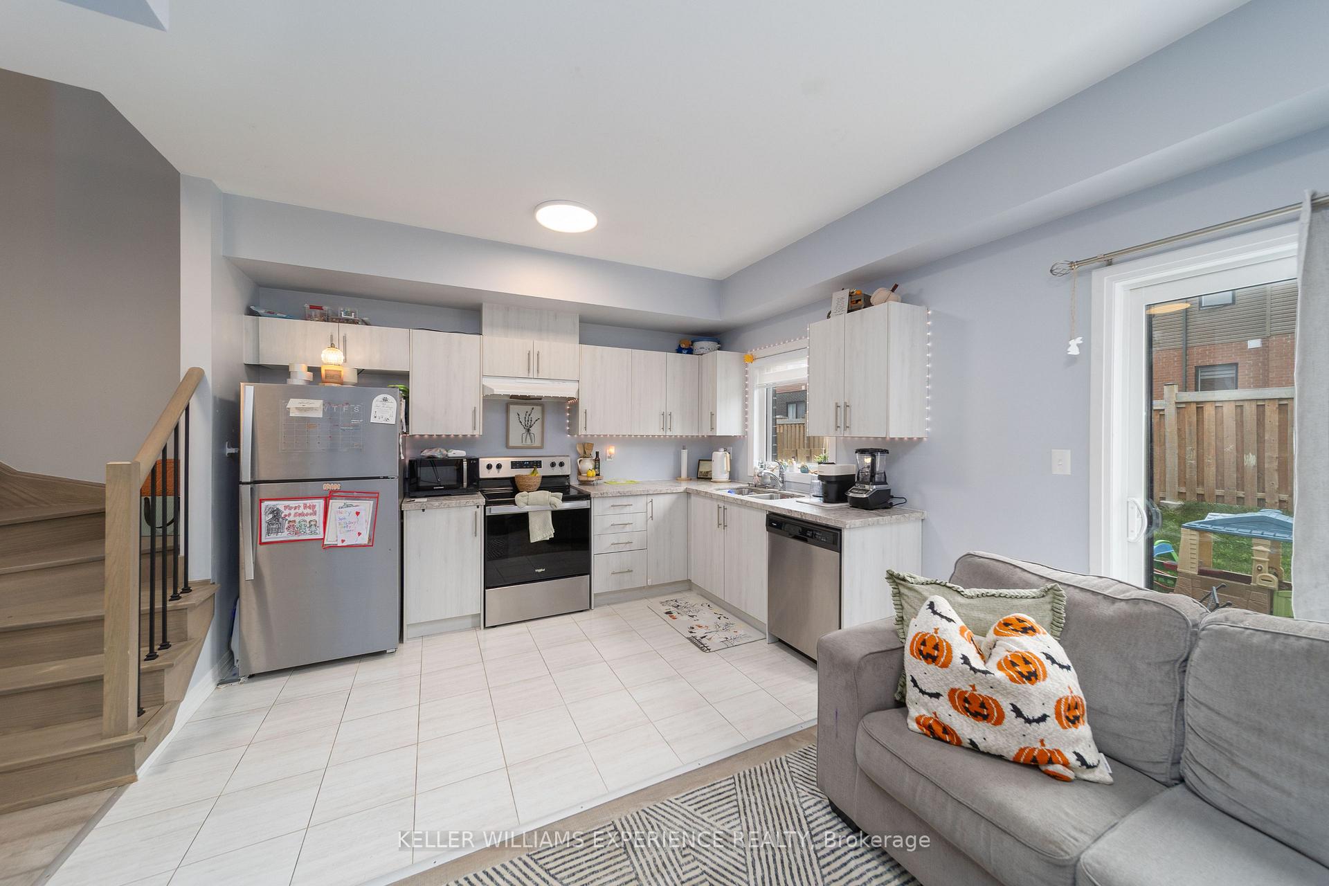 Photo 5 of 77 Gateland Drive, Barrie, Painswick South — HOMEH