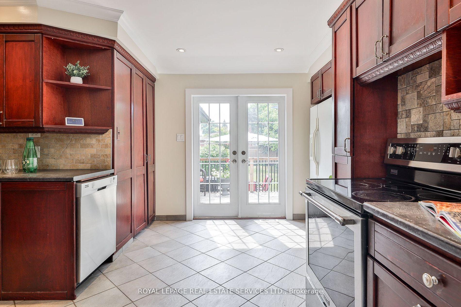 Photo 11 of 45 Doonaree Drive, North York, Parkwoods-Donalda — HOMEH