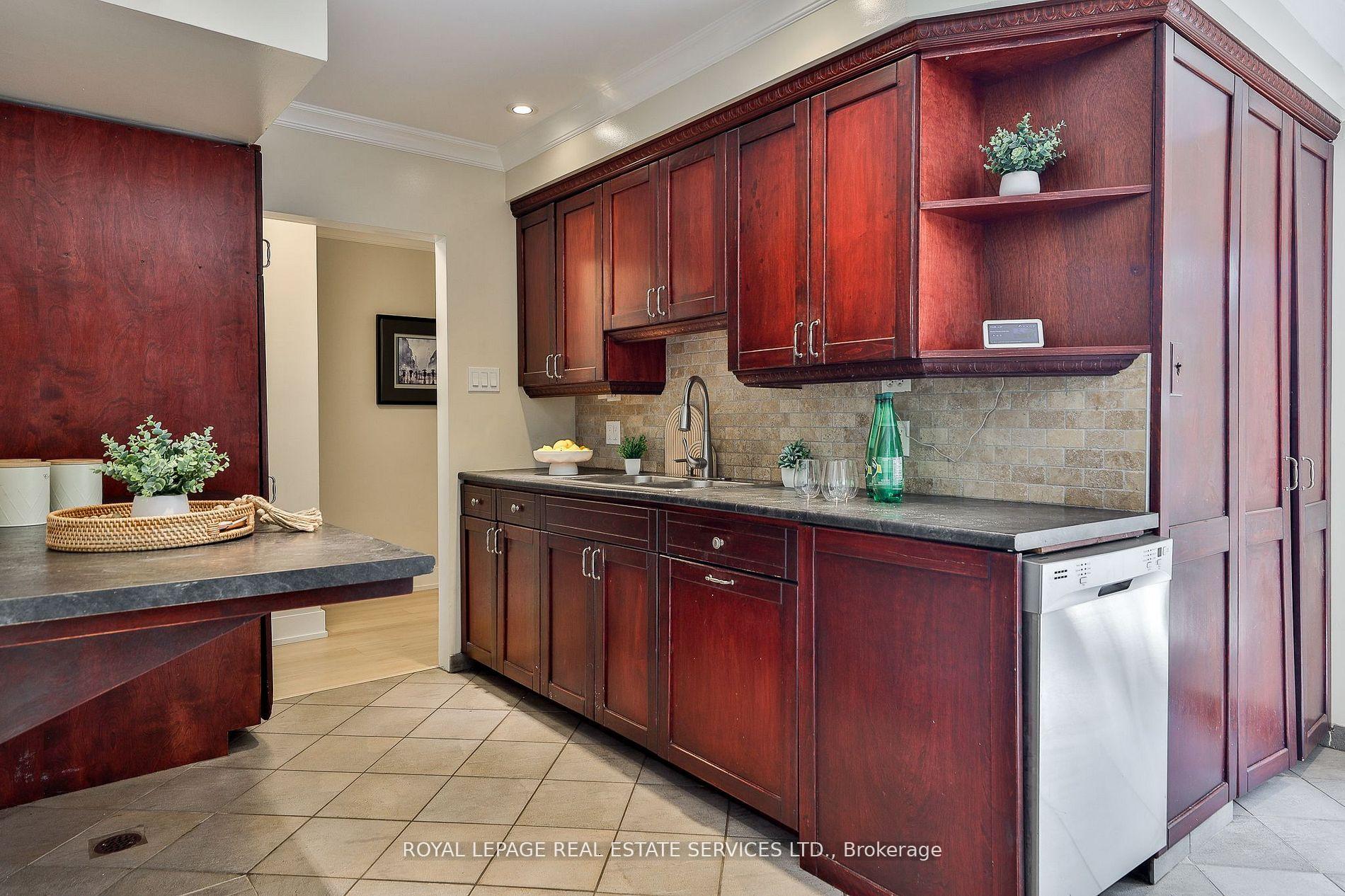 Photo 12 of 45 Doonaree Drive, North York, Parkwoods-Donalda — HOMEH