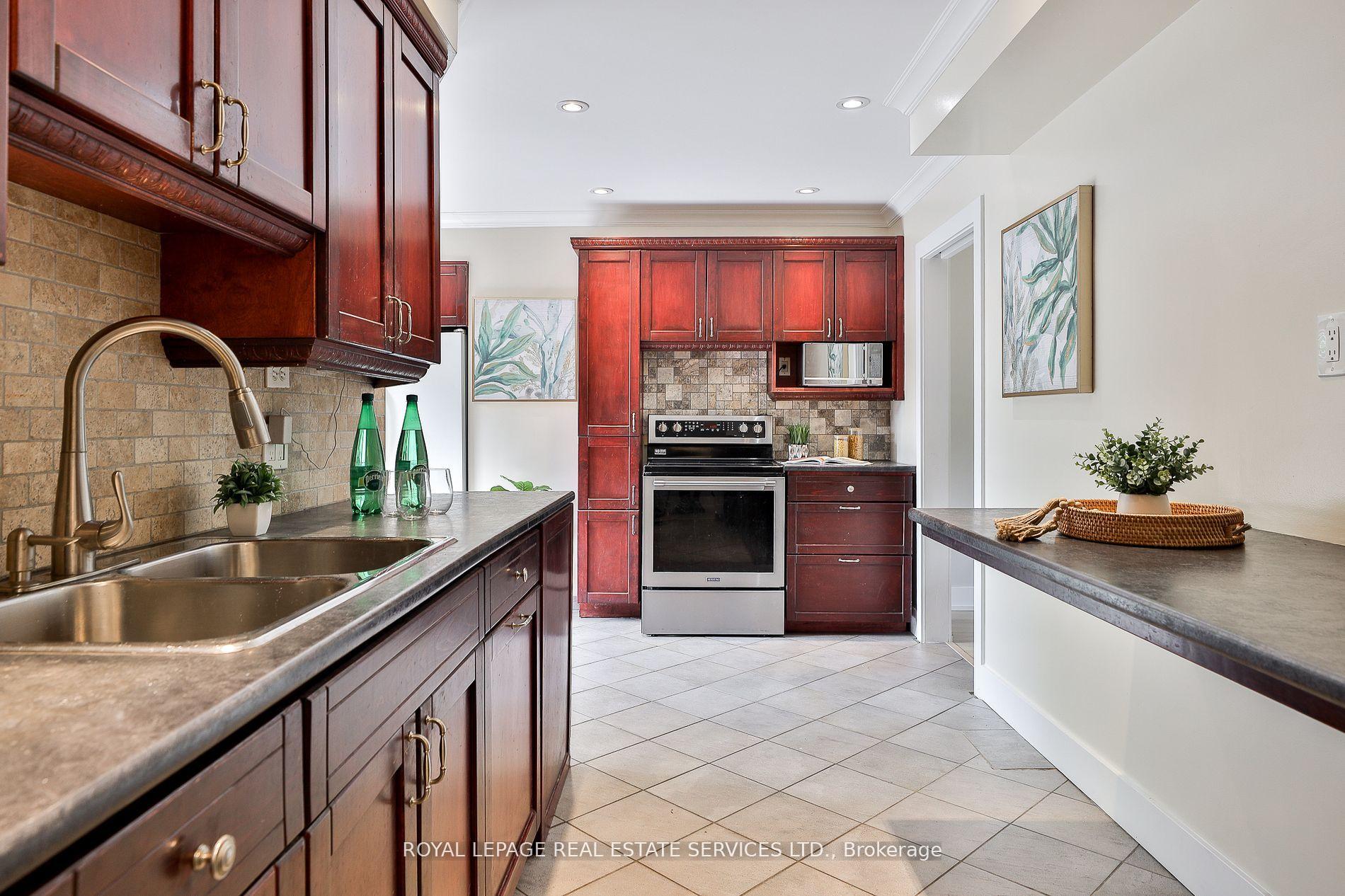 Photo 13 of 45 Doonaree Drive, North York, Parkwoods-Donalda — HOMEH