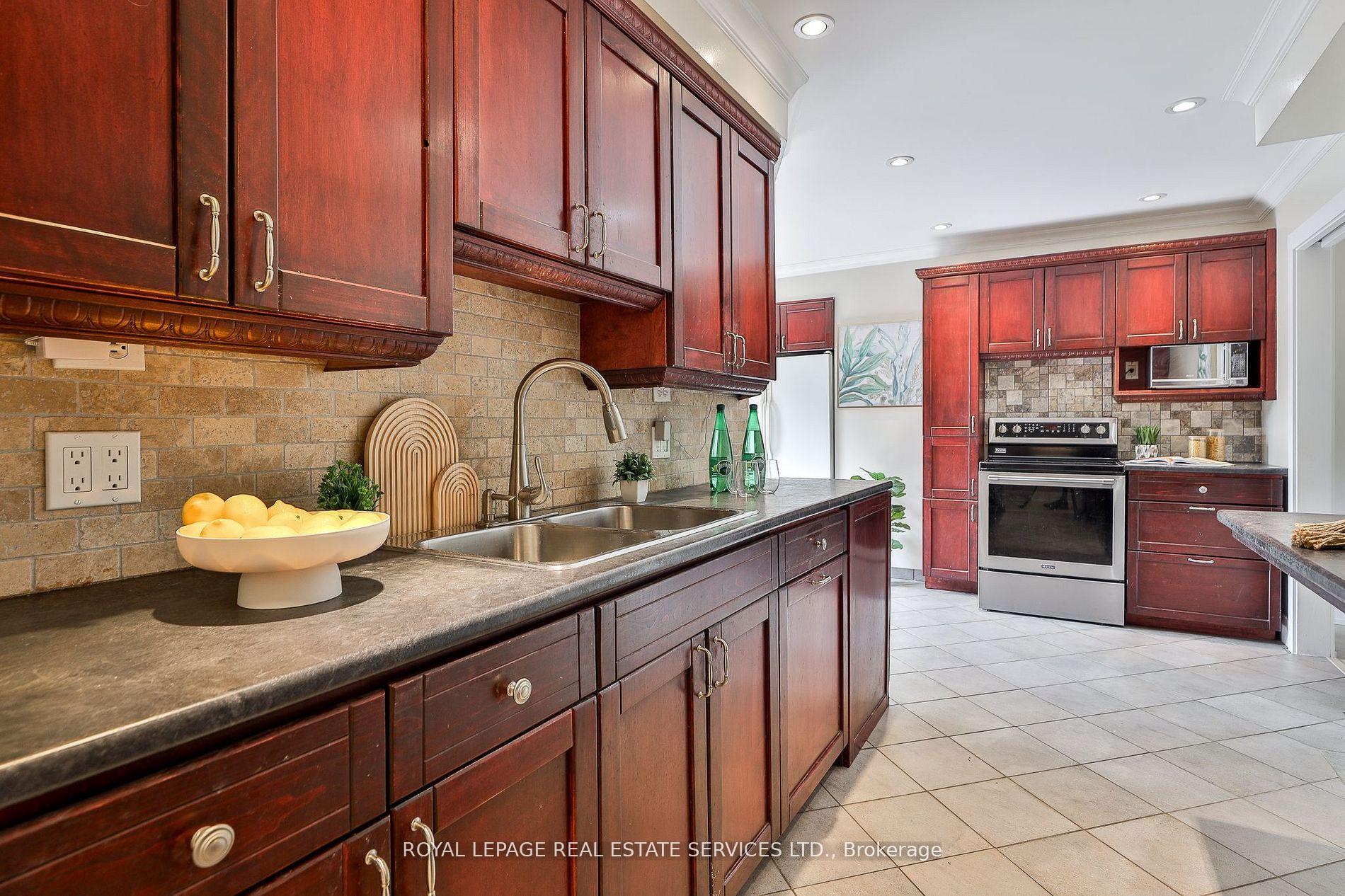 Photo 14 of 45 Doonaree Drive, North York, Parkwoods-Donalda — HOMEH