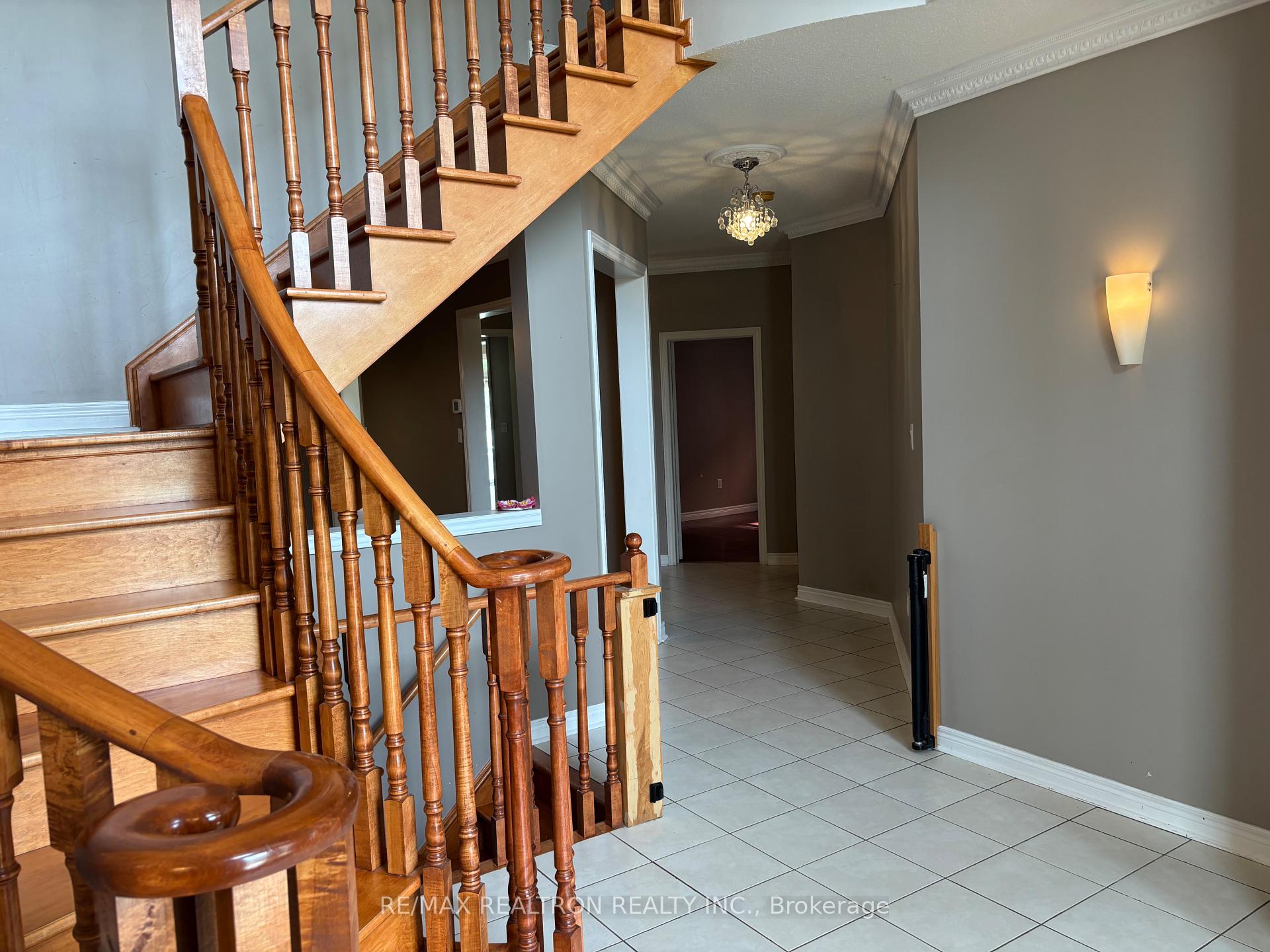 Photo 3 of 298 Thornhill Woods Drive, Vaughan, Patterson — HOMEH
