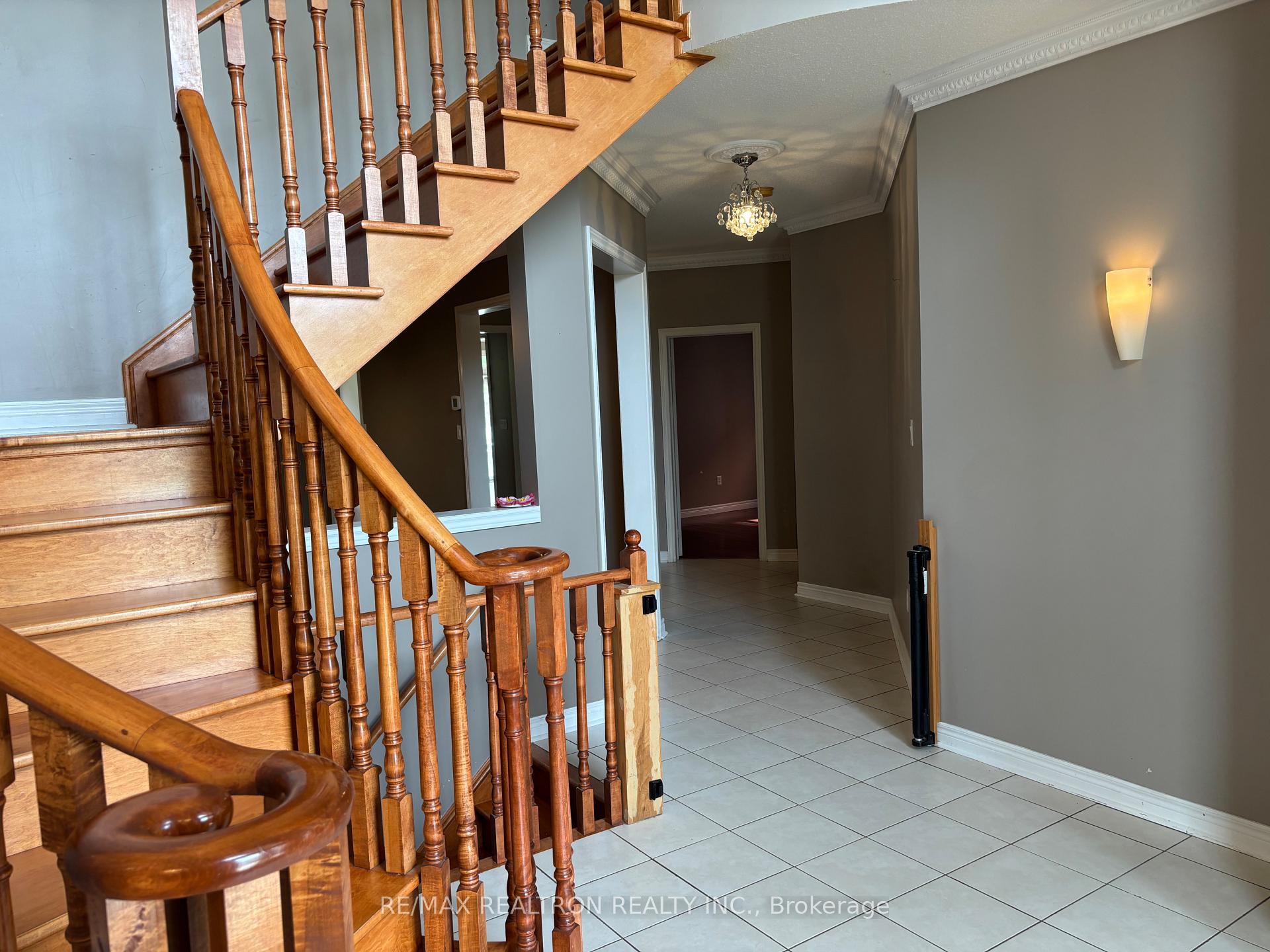 Photo 4 of 298 Thornhill Woods Drive, Vaughan, Patterson — HOMEH