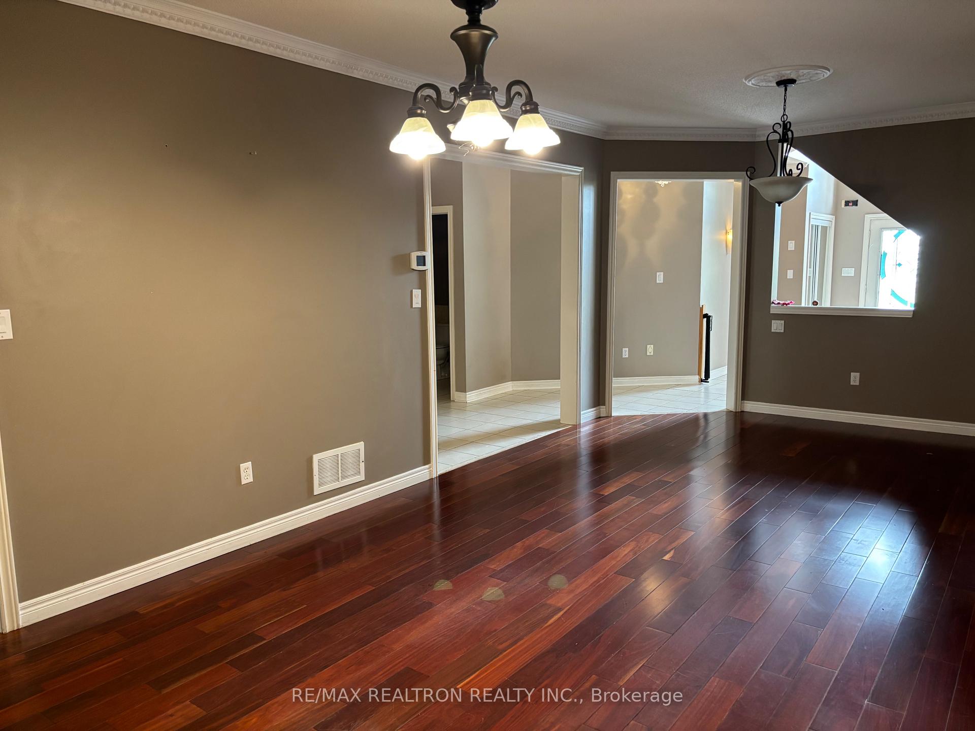 Photo 8 of 298 Thornhill Woods Drive, Vaughan, Patterson — HOMEH