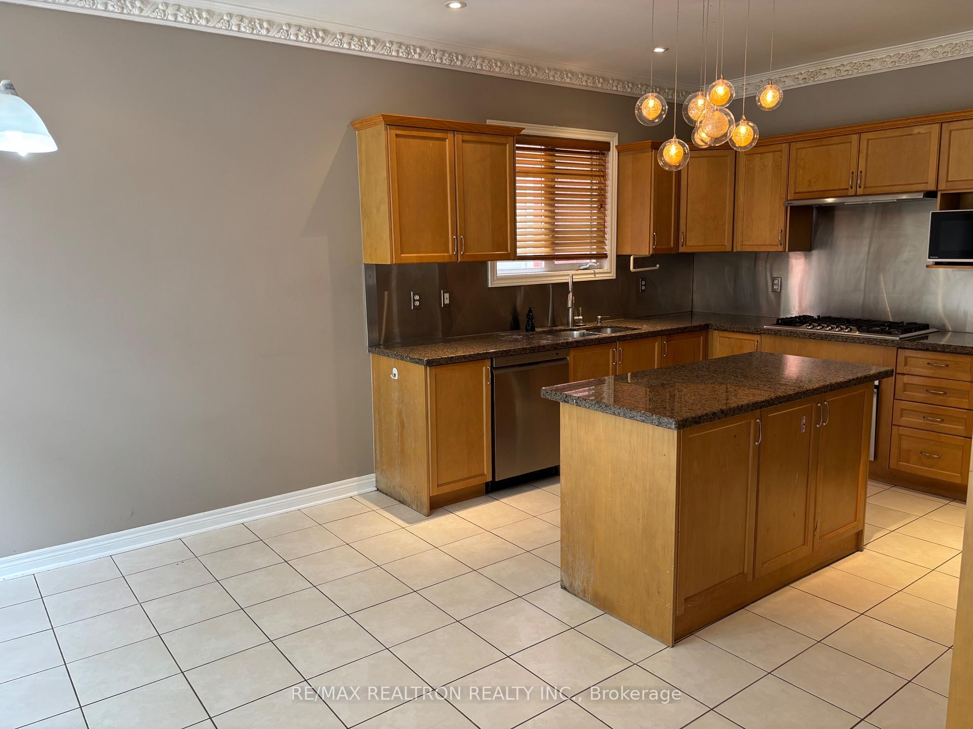 Photo 11 of 298 Thornhill Woods Drive, Vaughan, Patterson — HOMEH