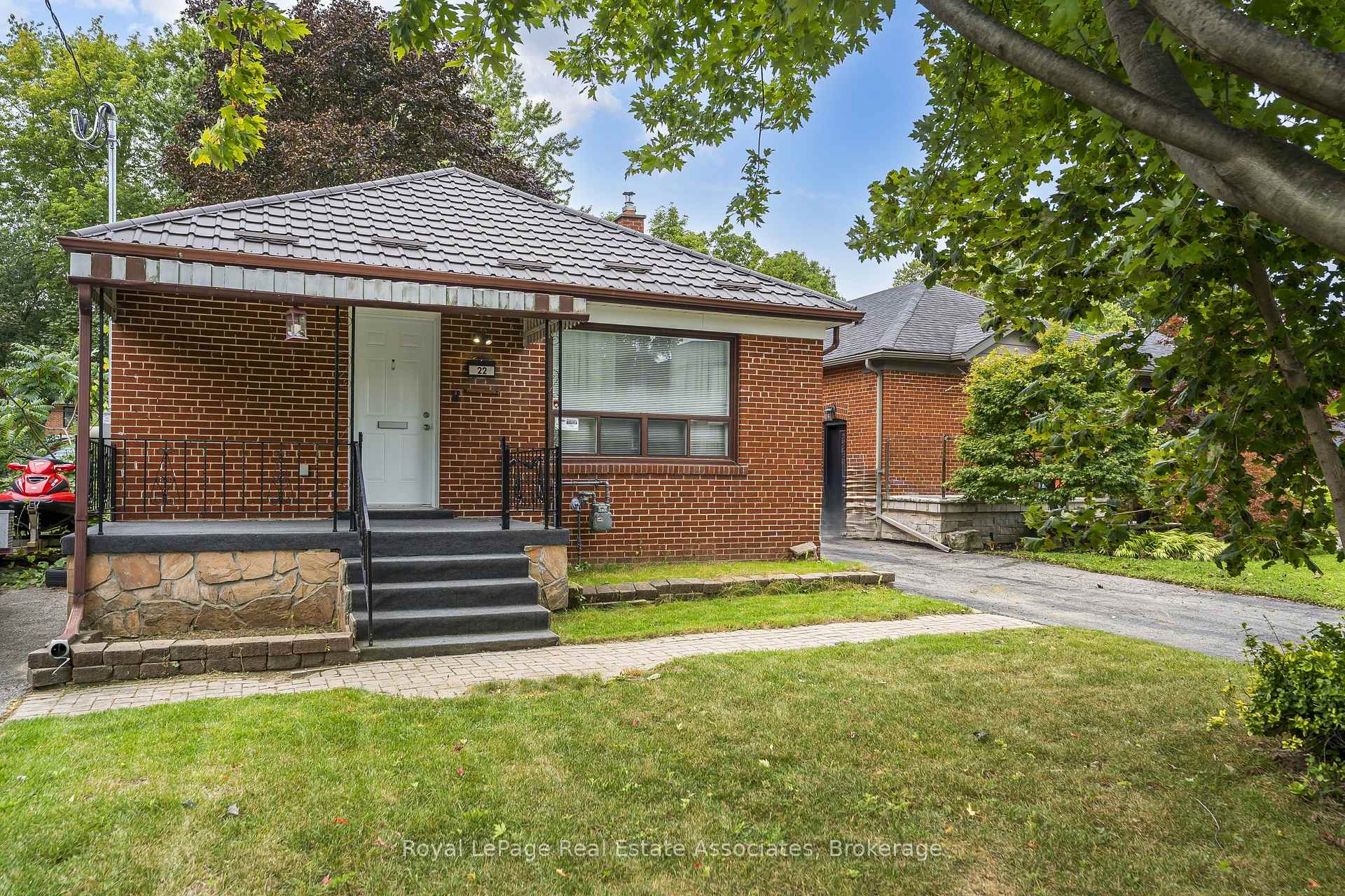 Photo 1 of 22 Maple Avenue N, Mississauga, Port Credit — HOMEH