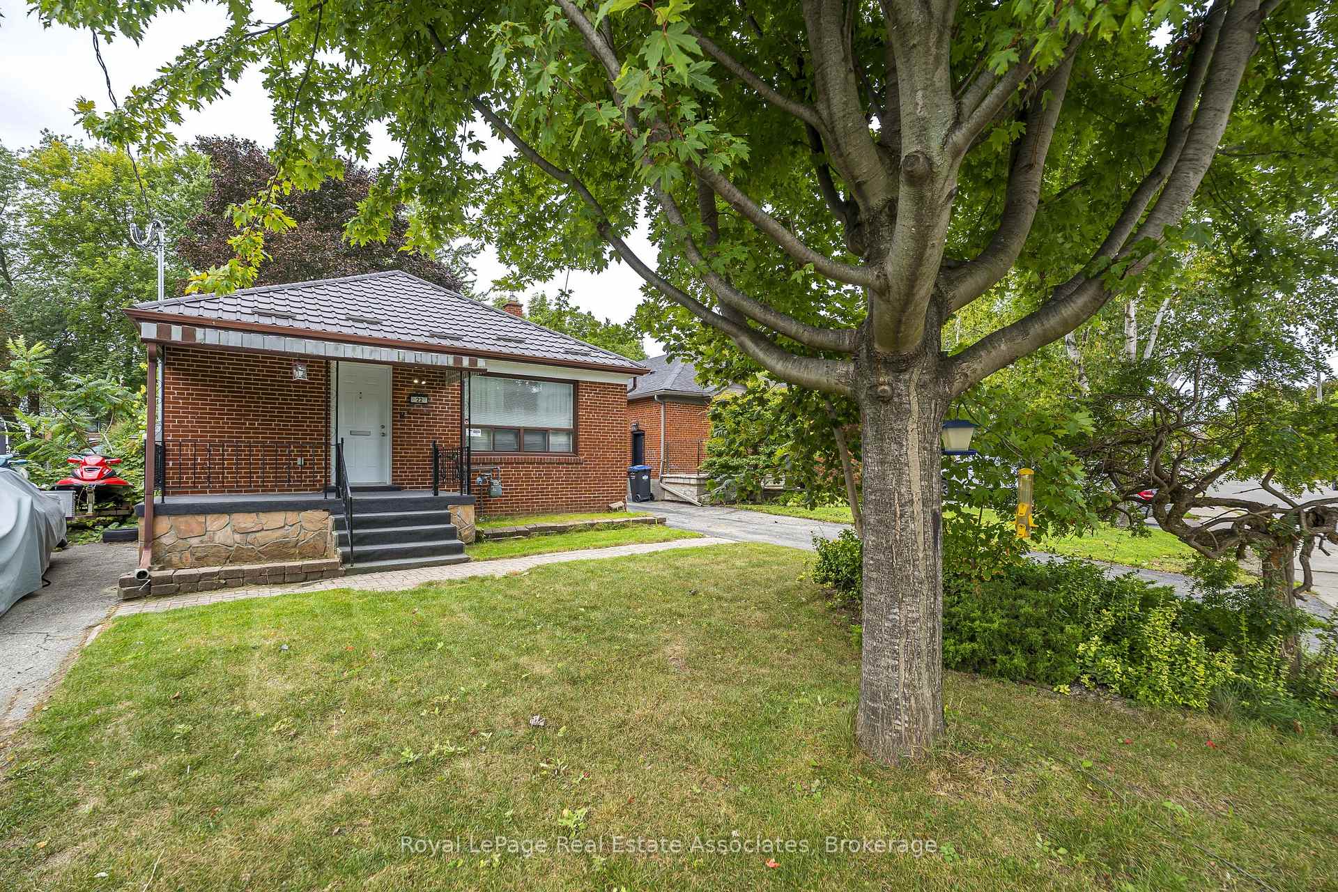 Photo 2 of 22 Maple Avenue N, Mississauga, Port Credit — HOMEH