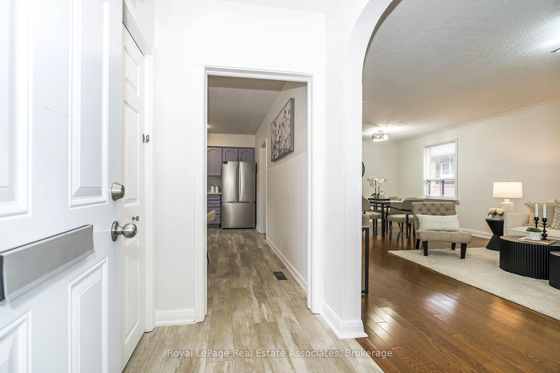 Photo 3 of 22 Maple Avenue N, Mississauga, Port Credit — HOMEH