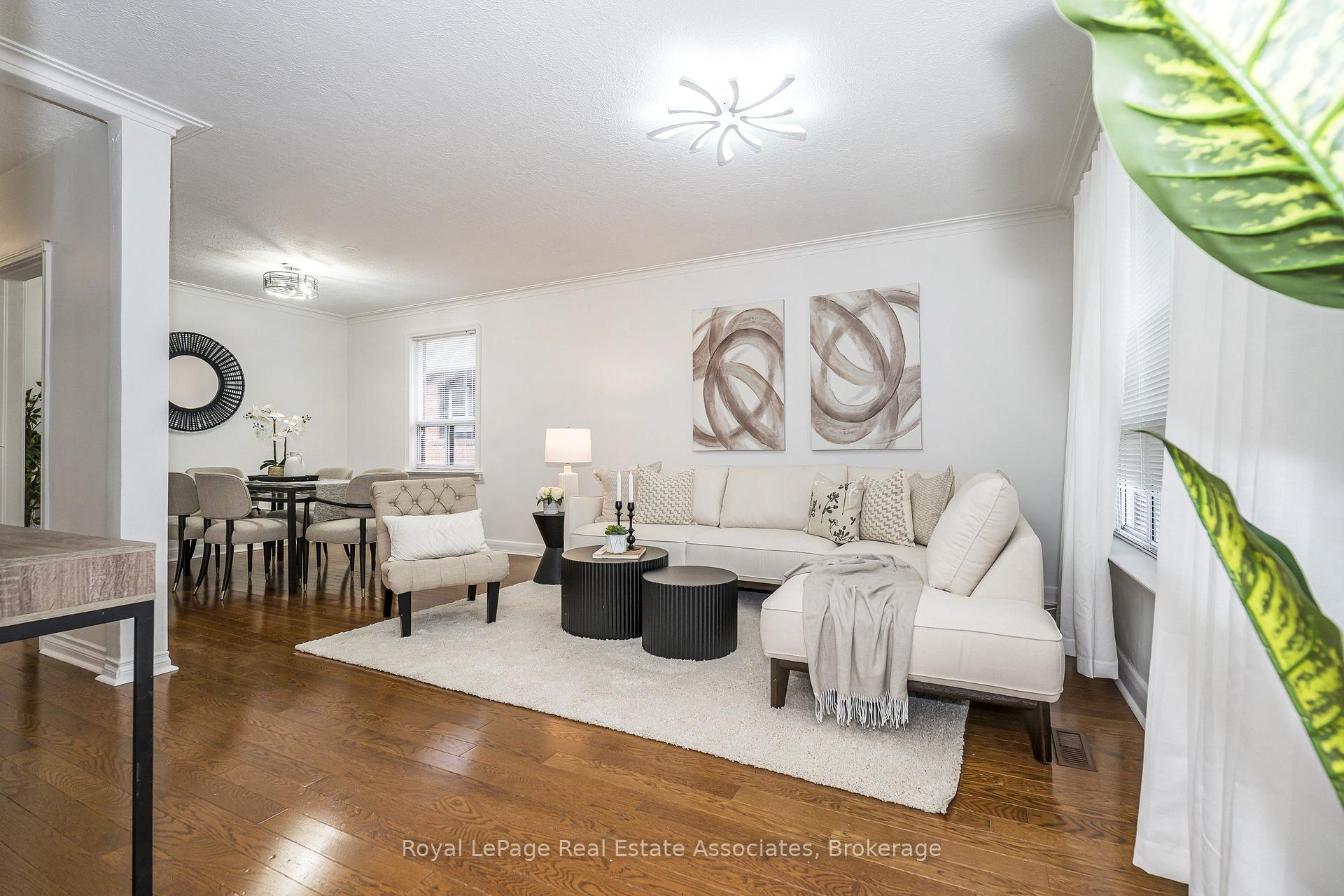 Photo 4 of 22 Maple Avenue N, Mississauga, Port Credit — HOMEH