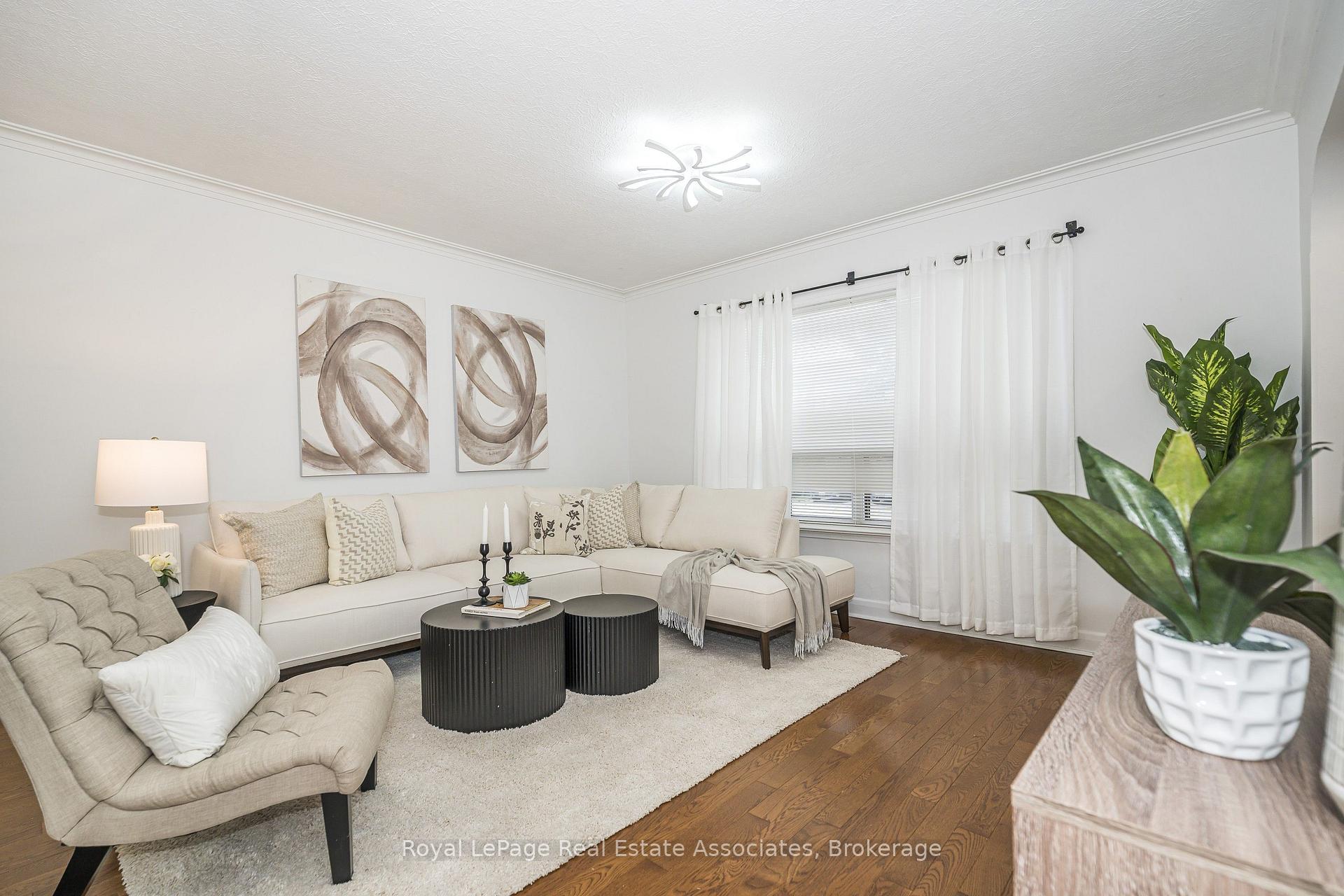 Photo 5 of 22 Maple Avenue N, Mississauga, Port Credit — HOMEH