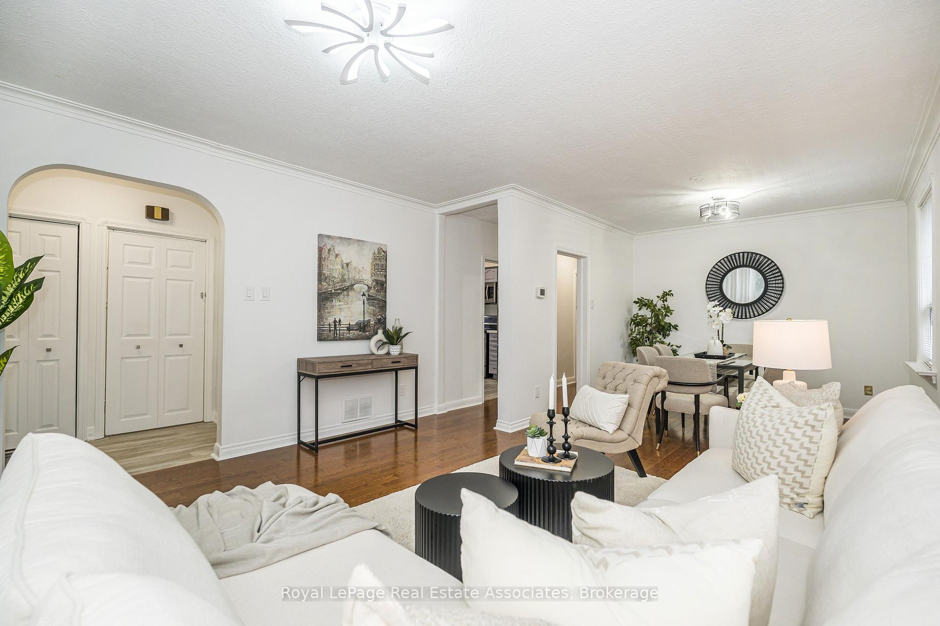 Photo 8 of 22 Maple Avenue N, Mississauga, Port Credit — HOMEH