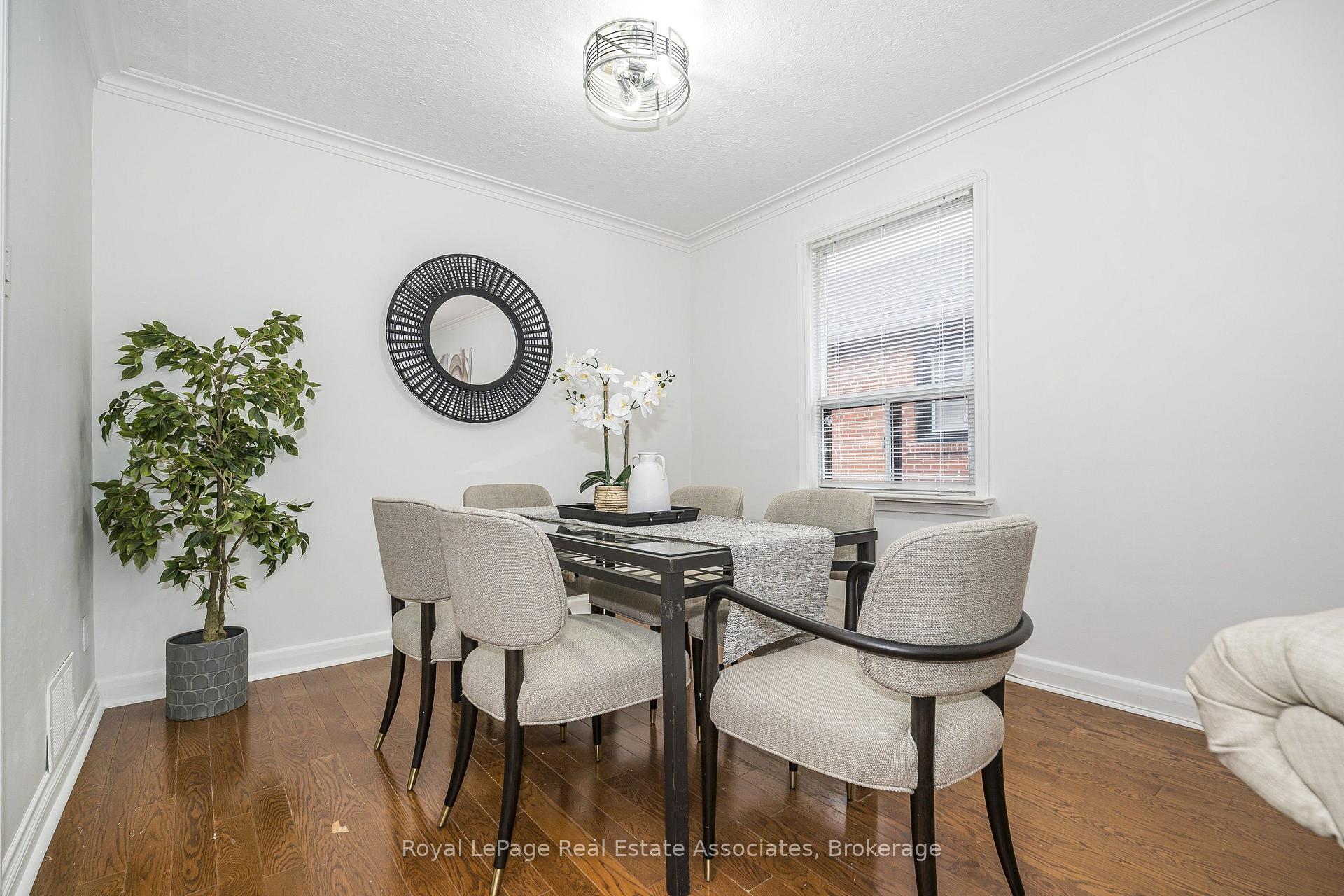 Photo 10 of 22 Maple Avenue N, Mississauga, Port Credit — HOMEH