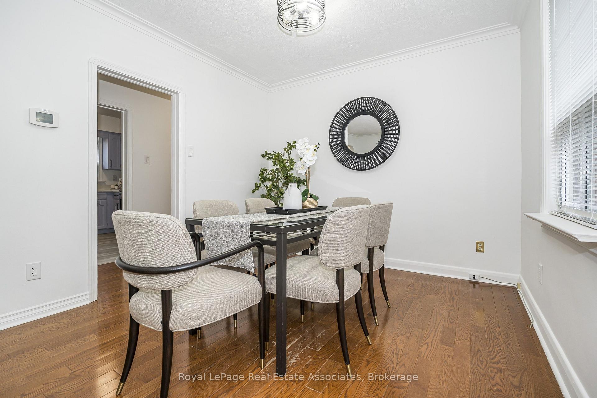 Photo 11 of 22 Maple Avenue N, Mississauga, Port Credit — HOMEH