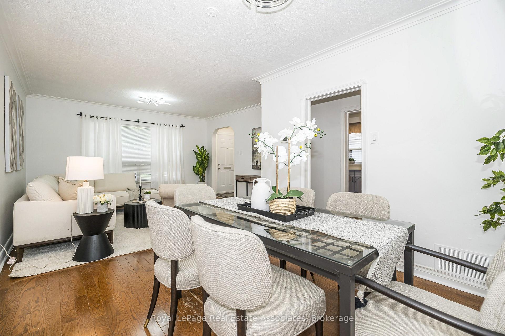 Photo 12 of 22 Maple Avenue N, Mississauga, Port Credit — HOMEH