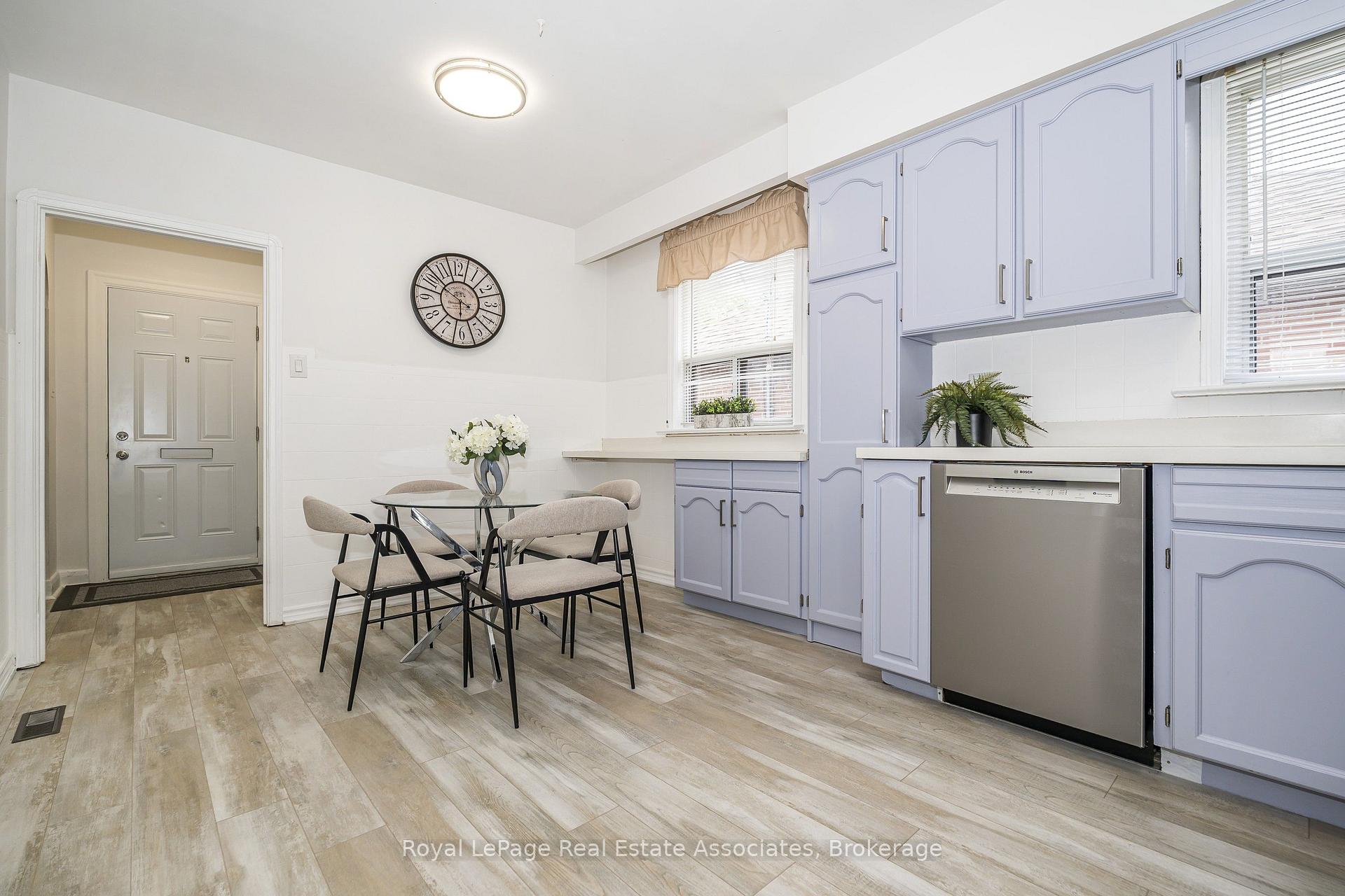 Photo 15 of 22 Maple Avenue N, Mississauga, Port Credit — HOMEH