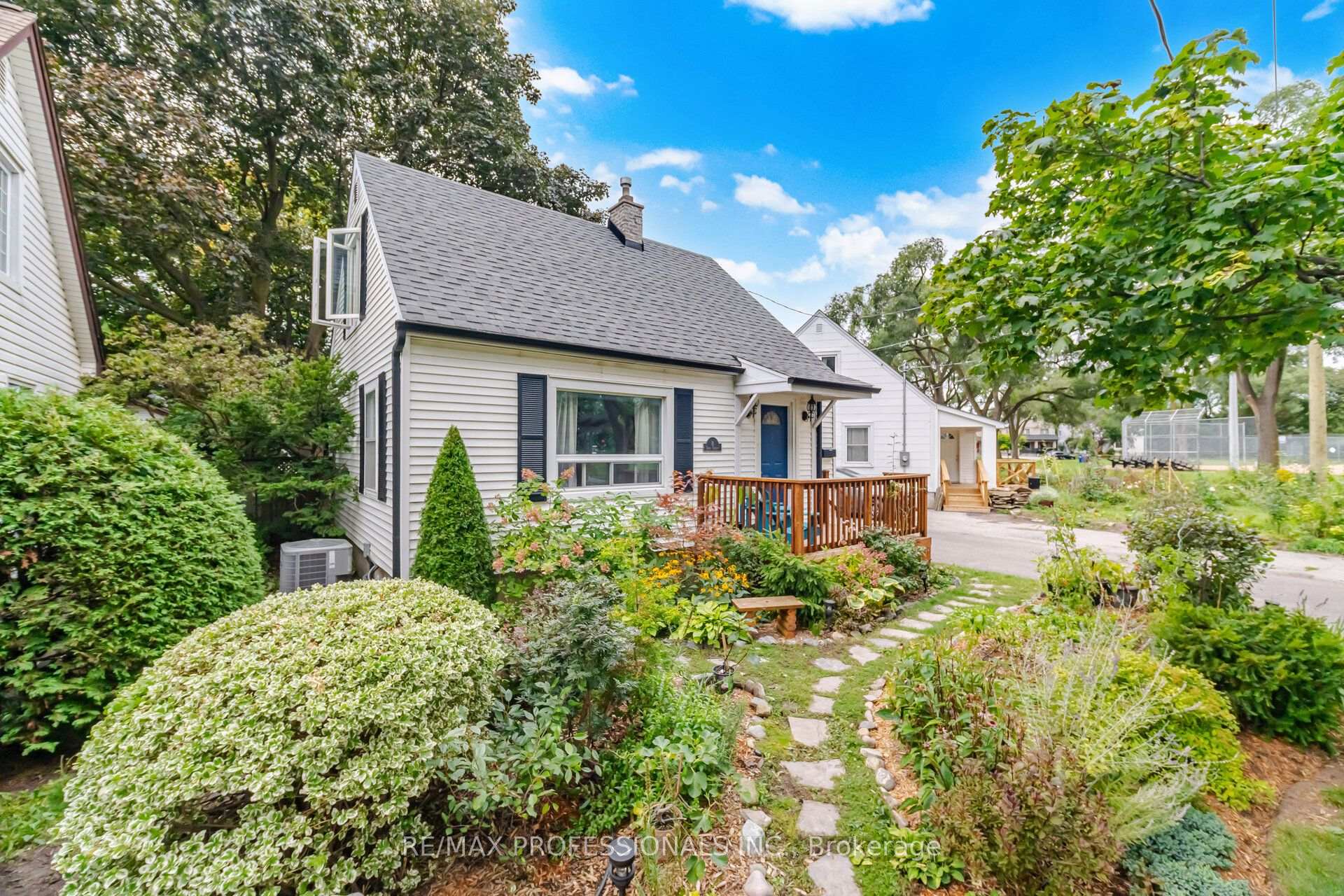 Photo 2 of 8 Smith Crescent, Etobicoke, Stonegate-Queensway — HOMEH