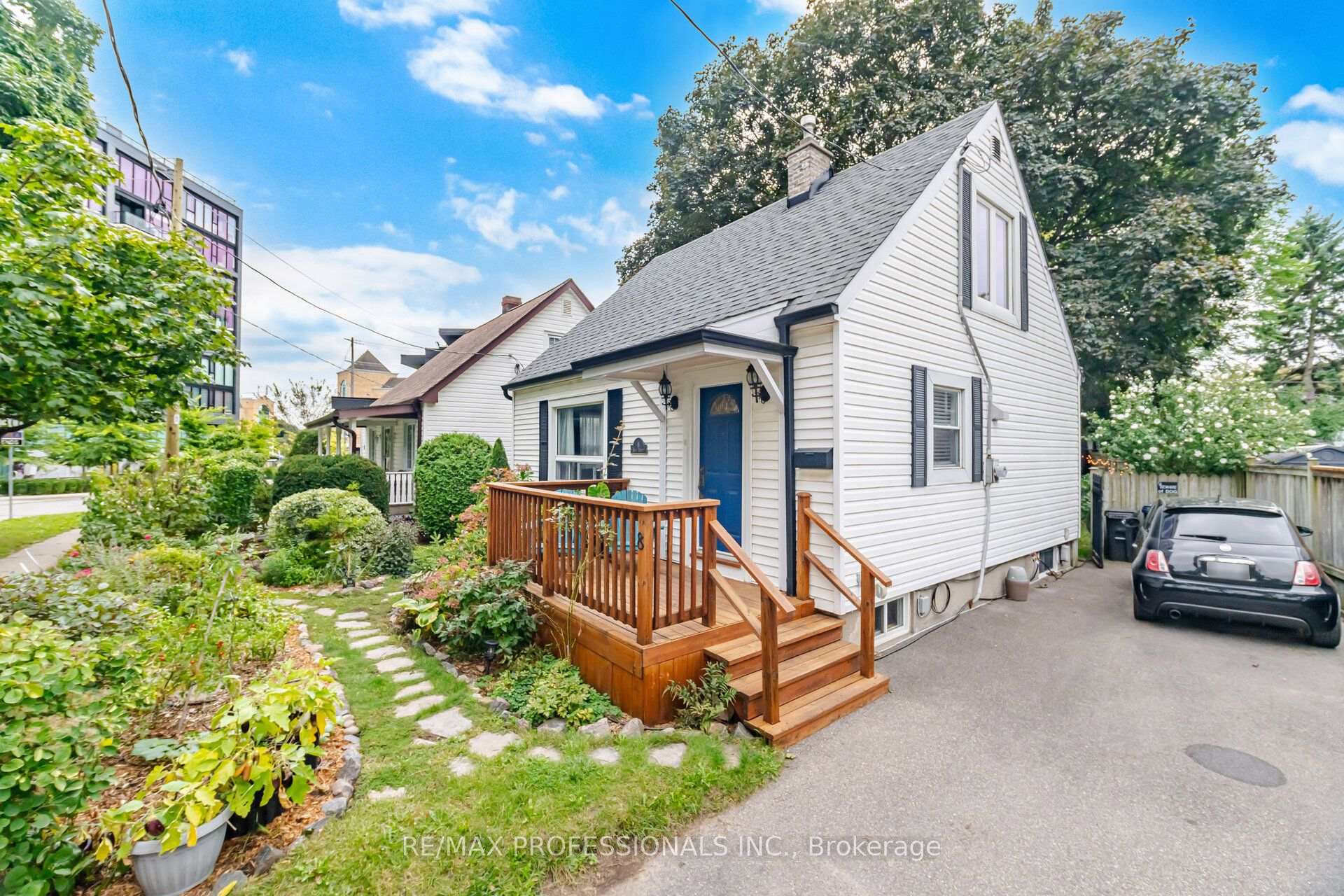 Photo 3 of 8 Smith Crescent, Etobicoke, Stonegate-Queensway — HOMEH