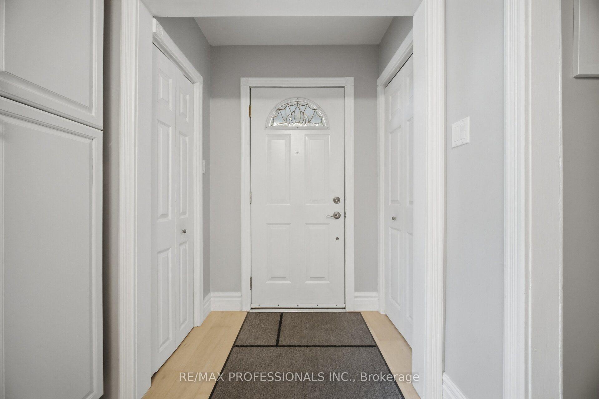 Photo 4 of 8 Smith Crescent, Etobicoke, Stonegate-Queensway — HOMEH