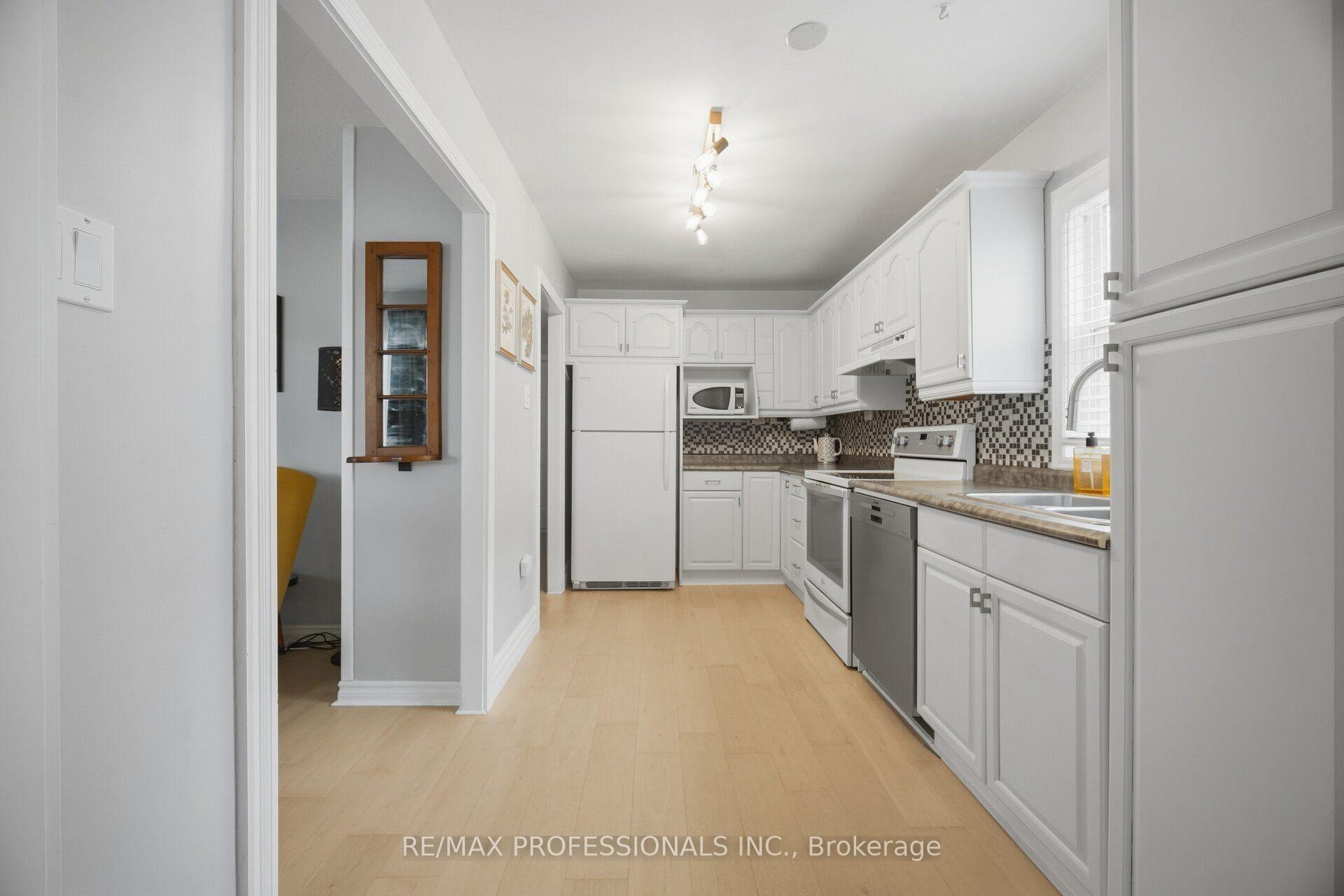 Photo 5 of 8 Smith Crescent, Etobicoke, Stonegate-Queensway — HOMEH