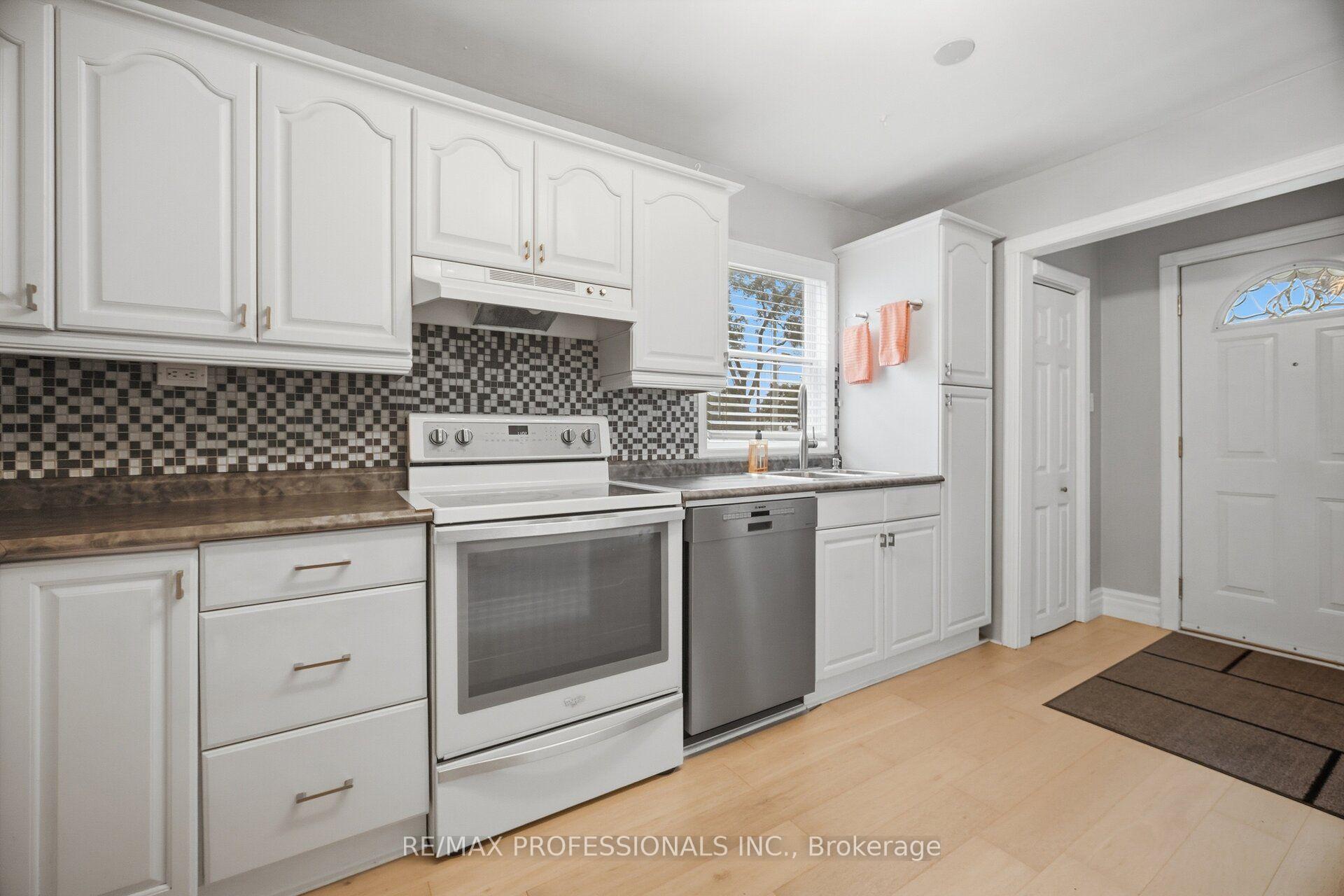 Photo 6 of 8 Smith Crescent, Etobicoke, Stonegate-Queensway — HOMEH