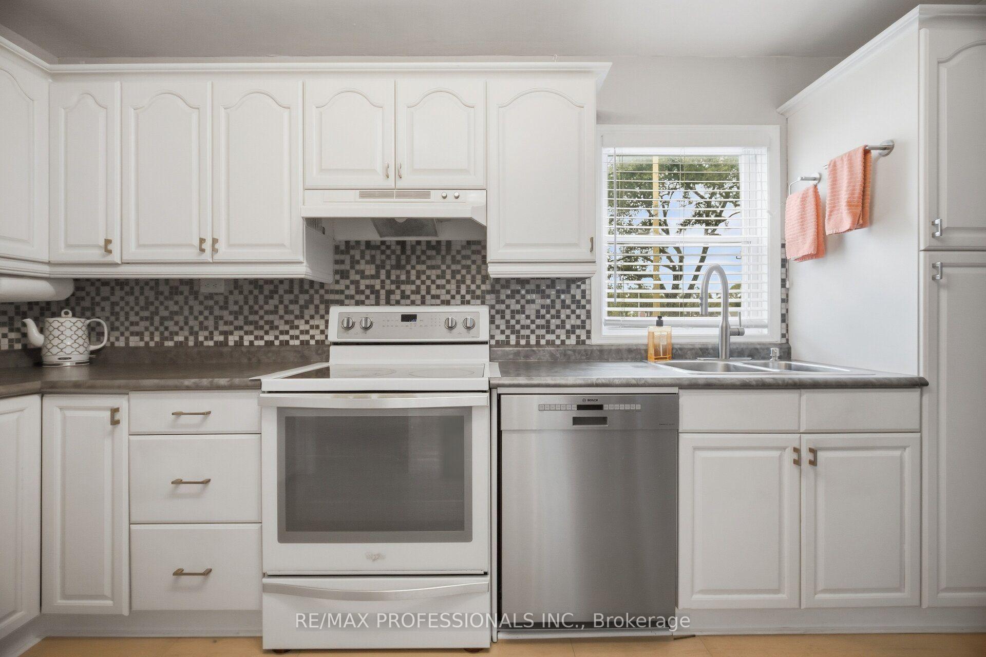 Photo 7 of 8 Smith Crescent, Etobicoke, Stonegate-Queensway — HOMEH