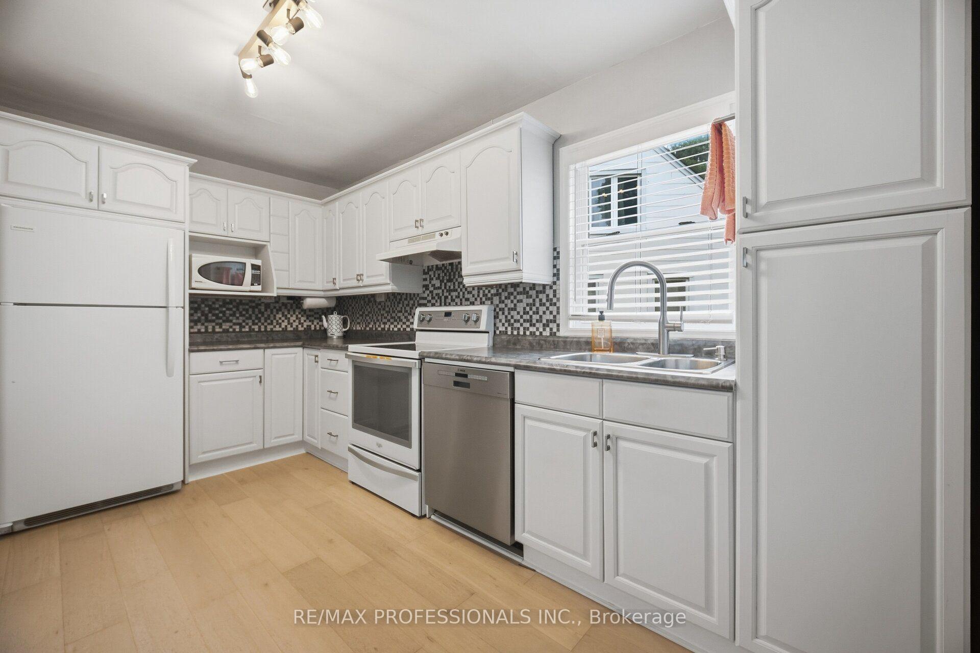 Photo 8 of 8 Smith Crescent, Etobicoke, Stonegate-Queensway — HOMEH