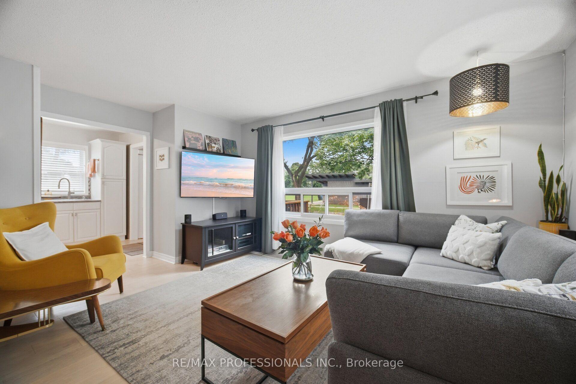 Photo 10 of 8 Smith Crescent, Etobicoke, Stonegate-Queensway — HOMEH