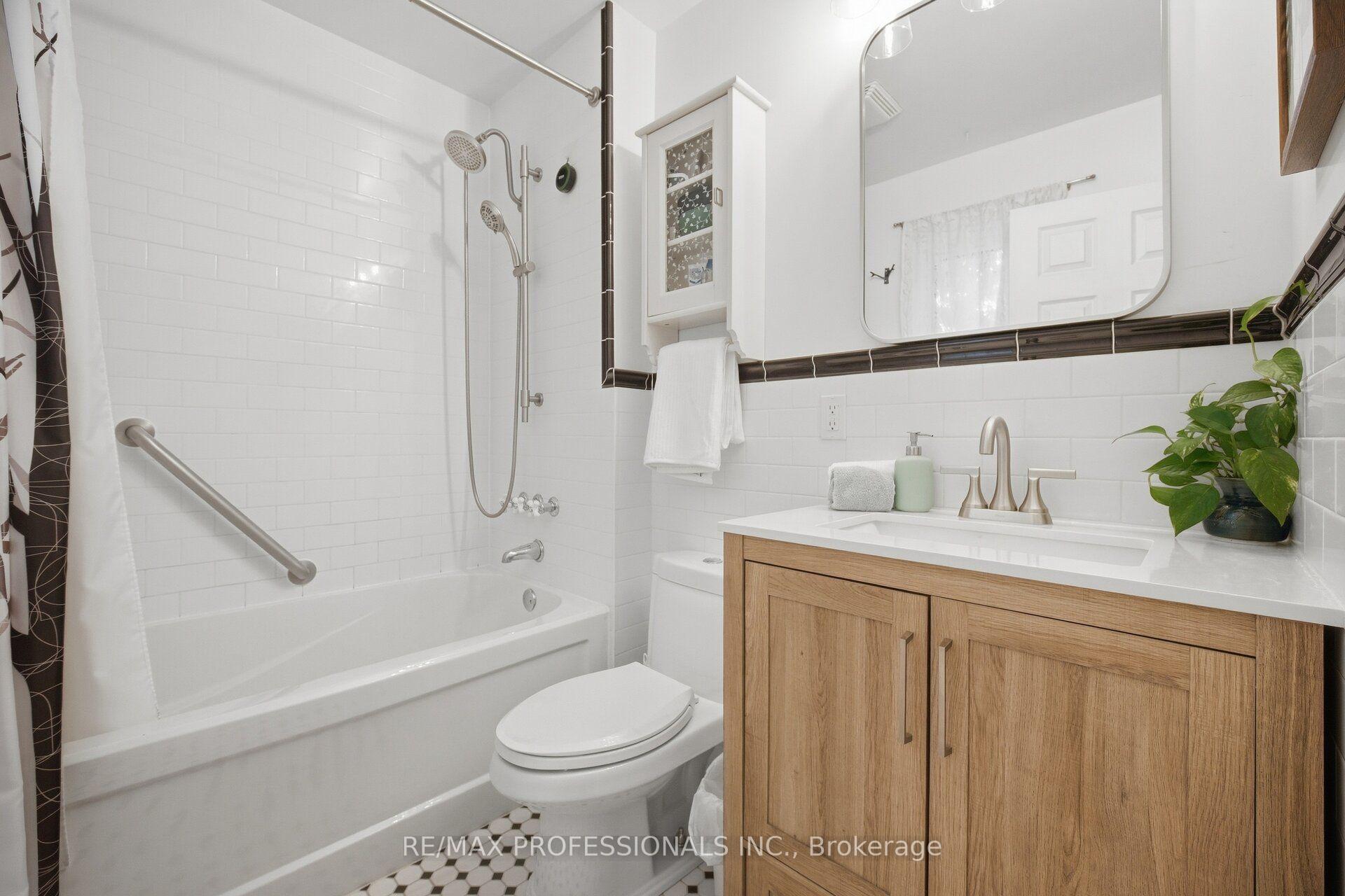 Photo 16 of 8 Smith Crescent, Etobicoke, Stonegate-Queensway — HOMEH