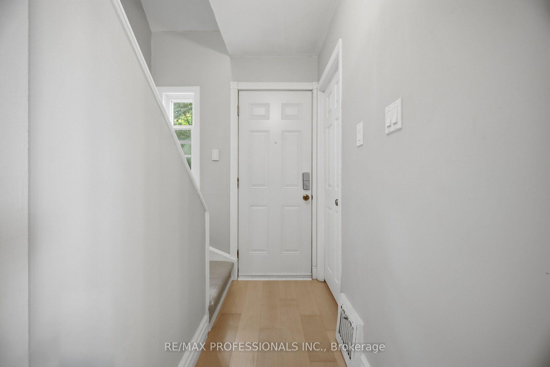 Photo 17 of 8 Smith Crescent, Etobicoke, Stonegate-Queensway — HOMEH