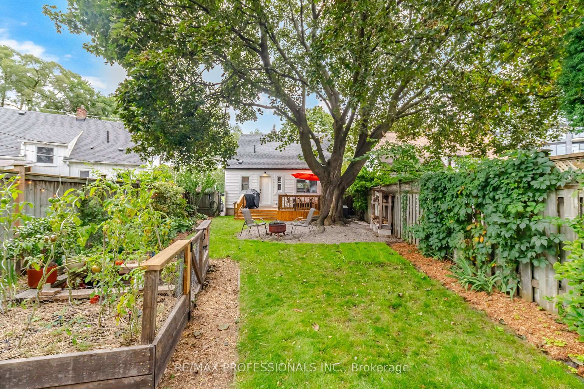 Photo 37 of 8 Smith Crescent, Etobicoke, Stonegate-Queensway — HOMEH