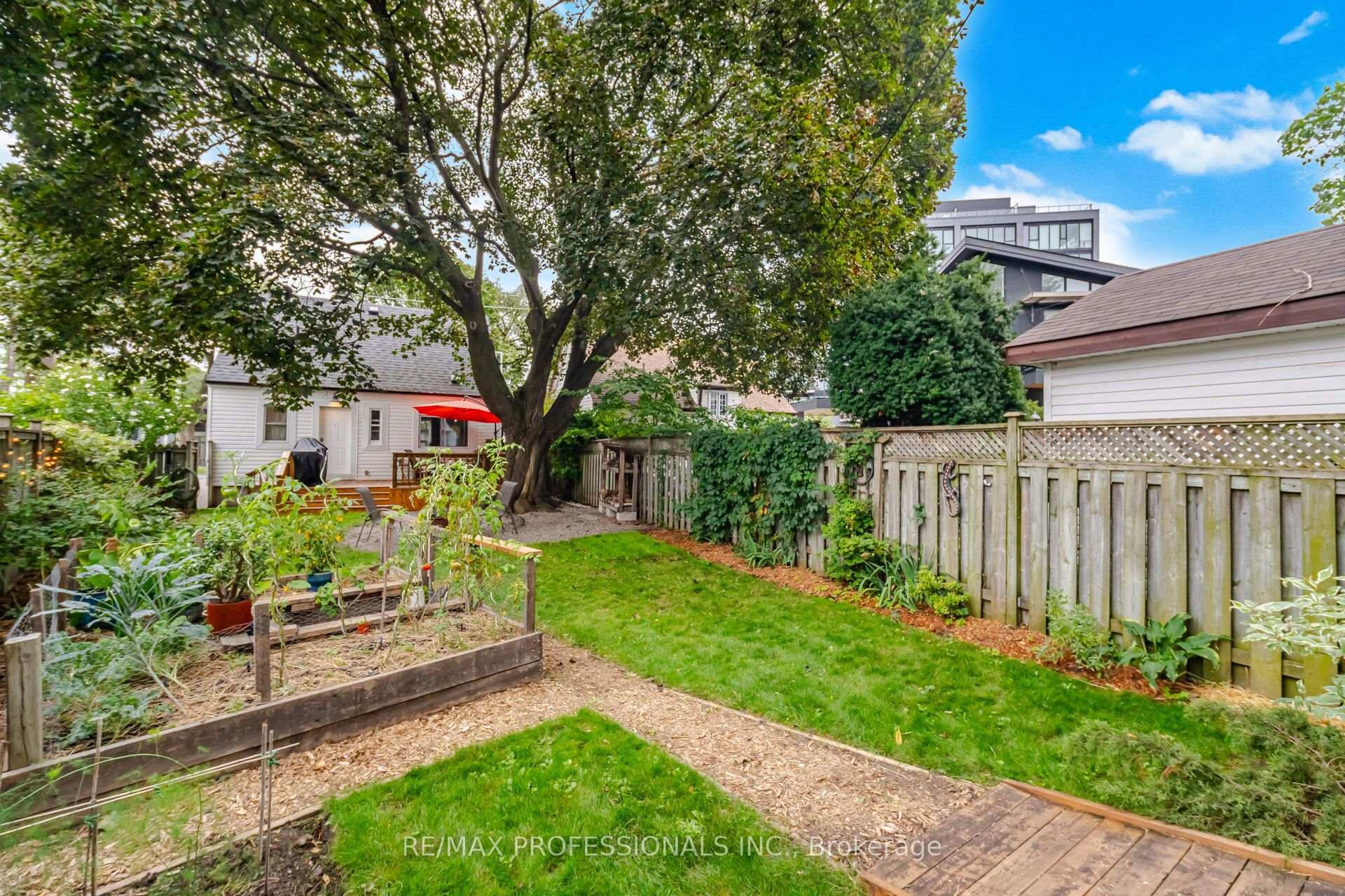 Photo 38 of 8 Smith Crescent, Etobicoke, Stonegate-Queensway — HOMEH