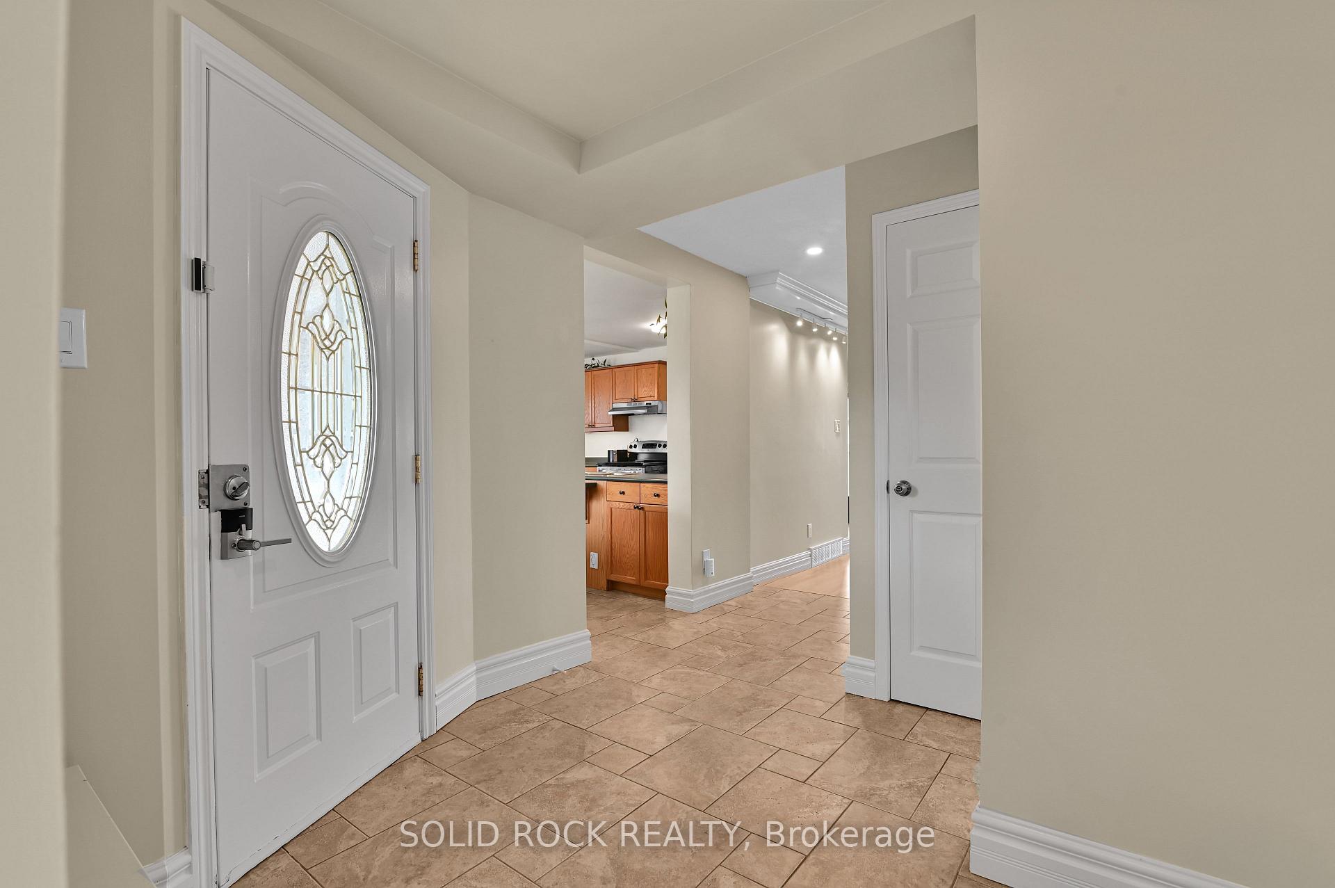 Photo 4 of 253 Cote-Royale Crescent, Ottawa, Bilberry Creek/Queenswood Heights — HOMEH