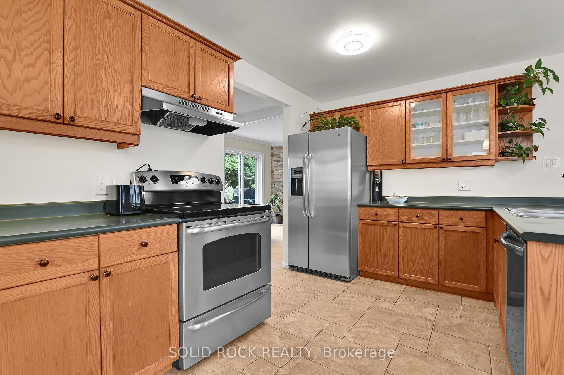 Photo 7 of 253 Cote-Royale Crescent, Ottawa, Bilberry Creek/Queenswood Heights — HOMEH