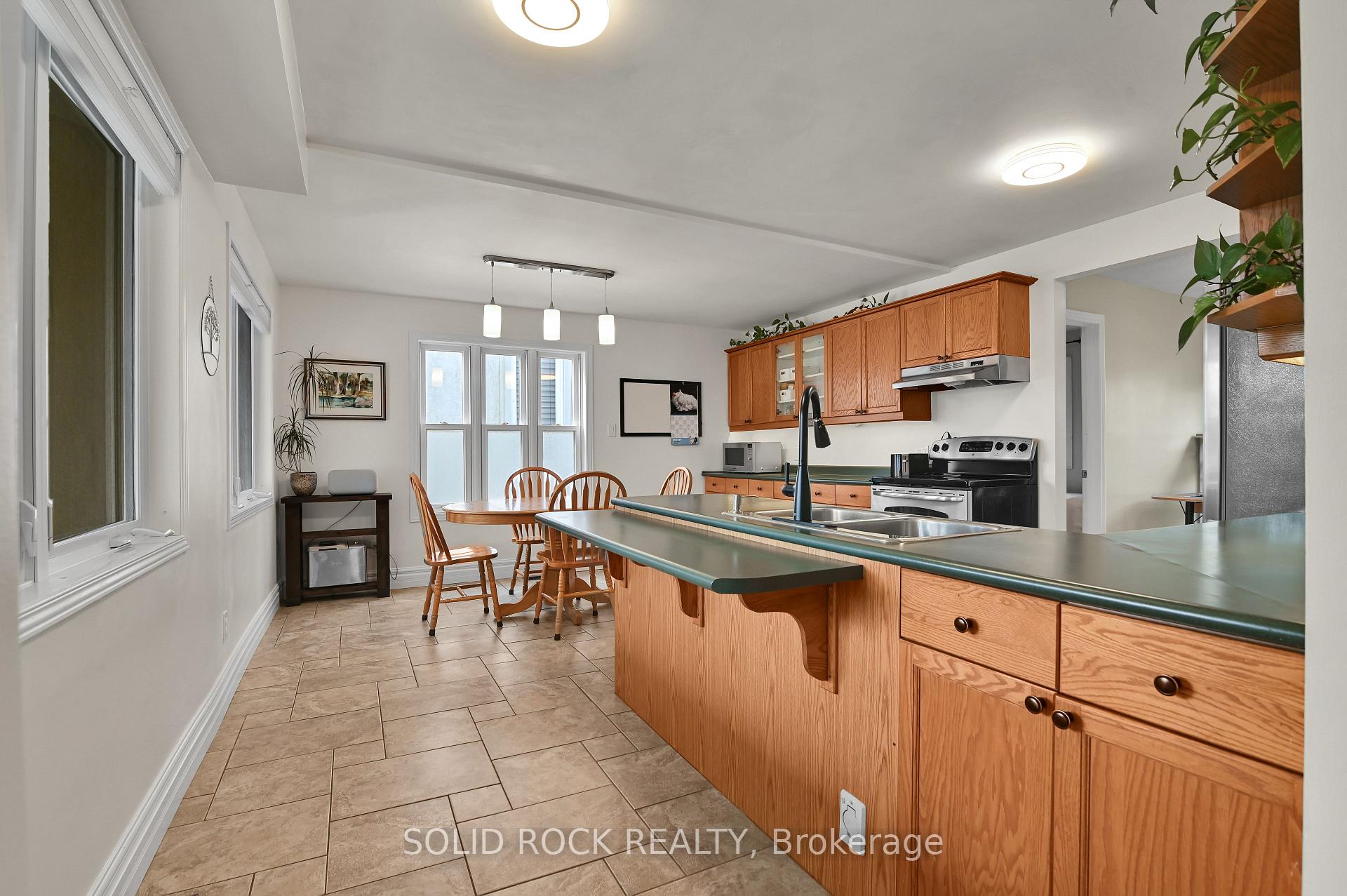 Photo 8 of 253 Cote-Royale Crescent, Ottawa, Bilberry Creek/Queenswood Heights — HOMEH