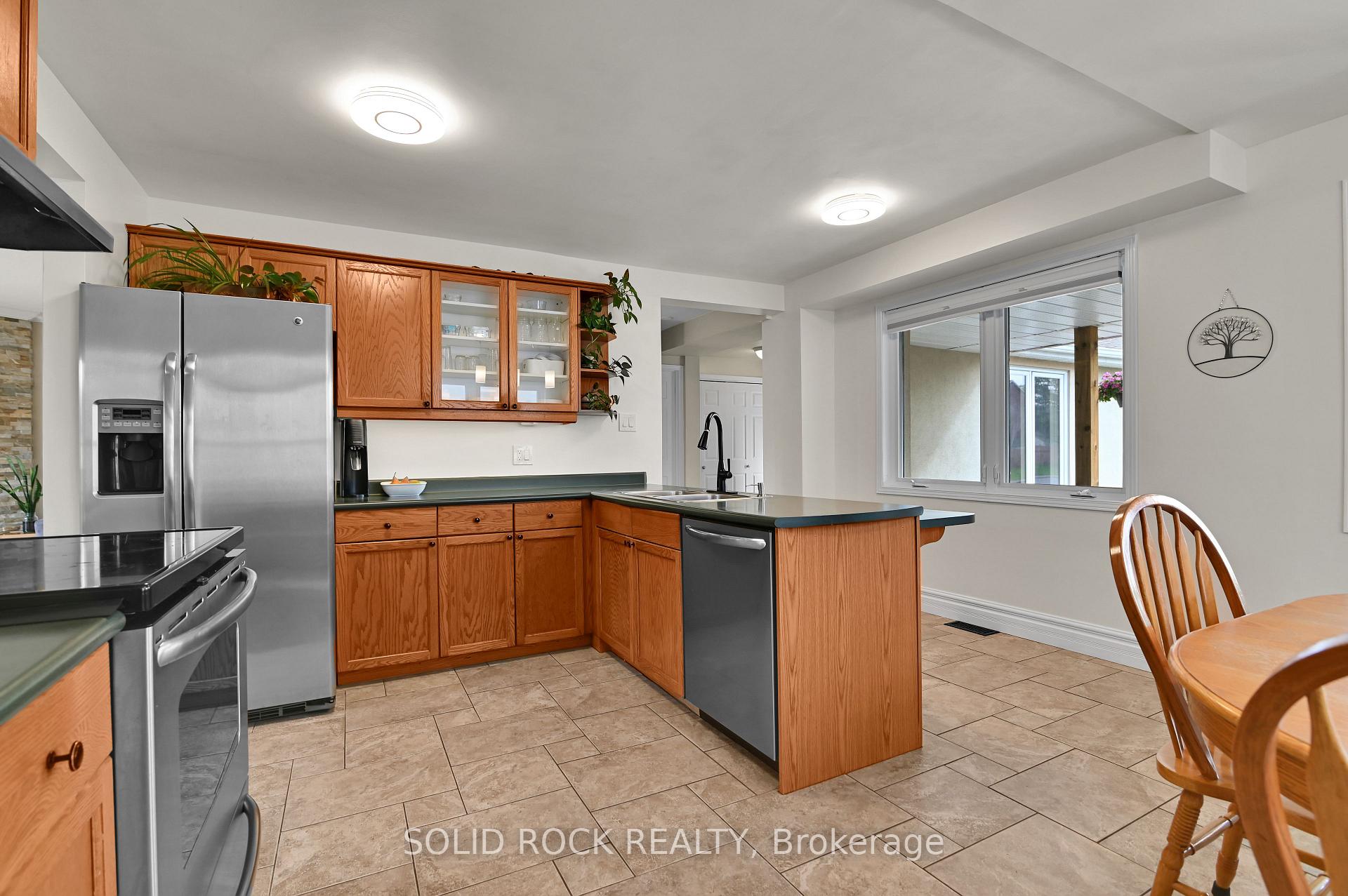 Photo 10 of 253 Cote-Royale Crescent, Ottawa, Bilberry Creek/Queenswood Heights — HOMEH