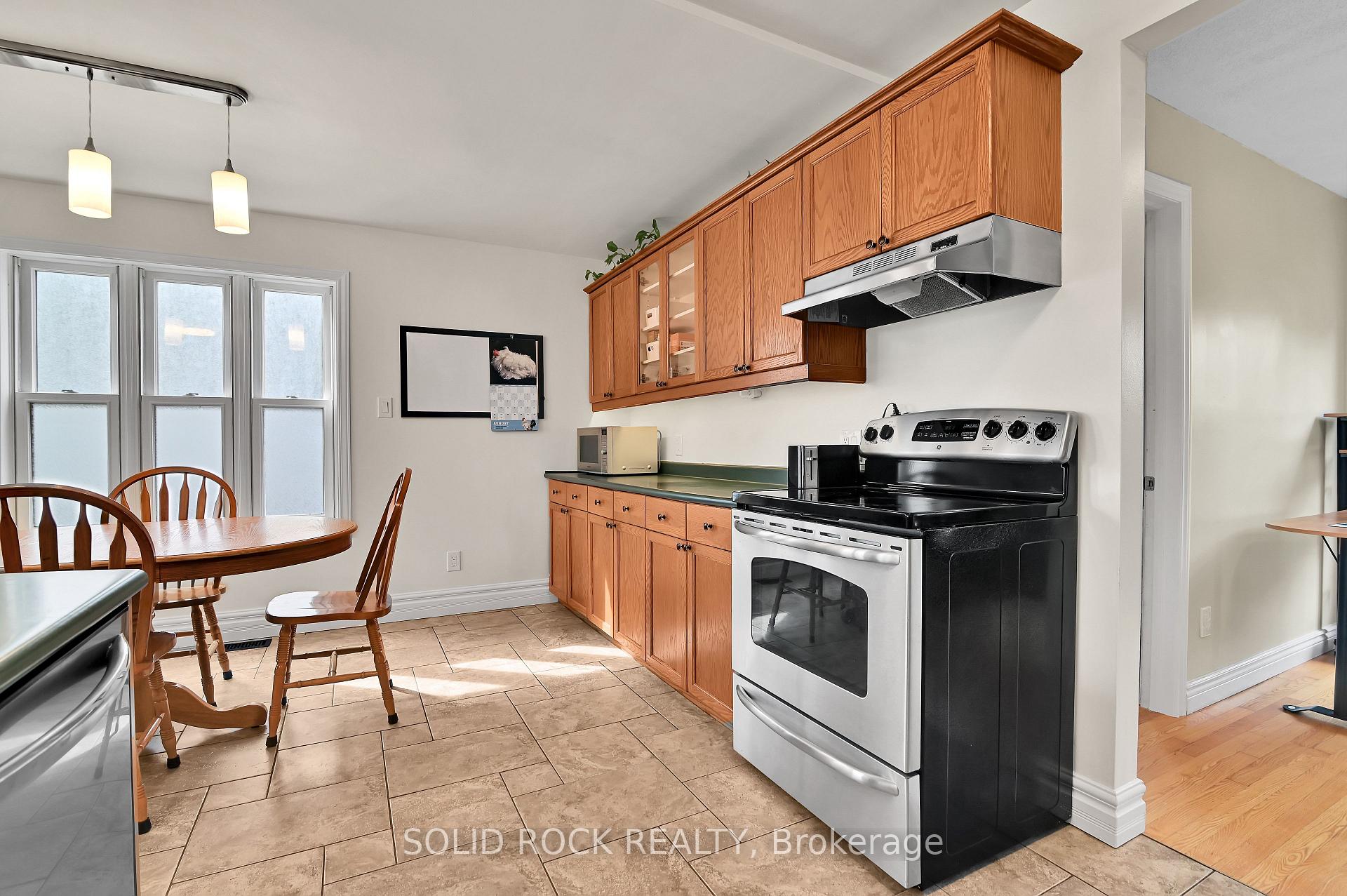Photo 12 of 253 Cote-Royale Crescent, Ottawa, Bilberry Creek/Queenswood Heights — HOMEH