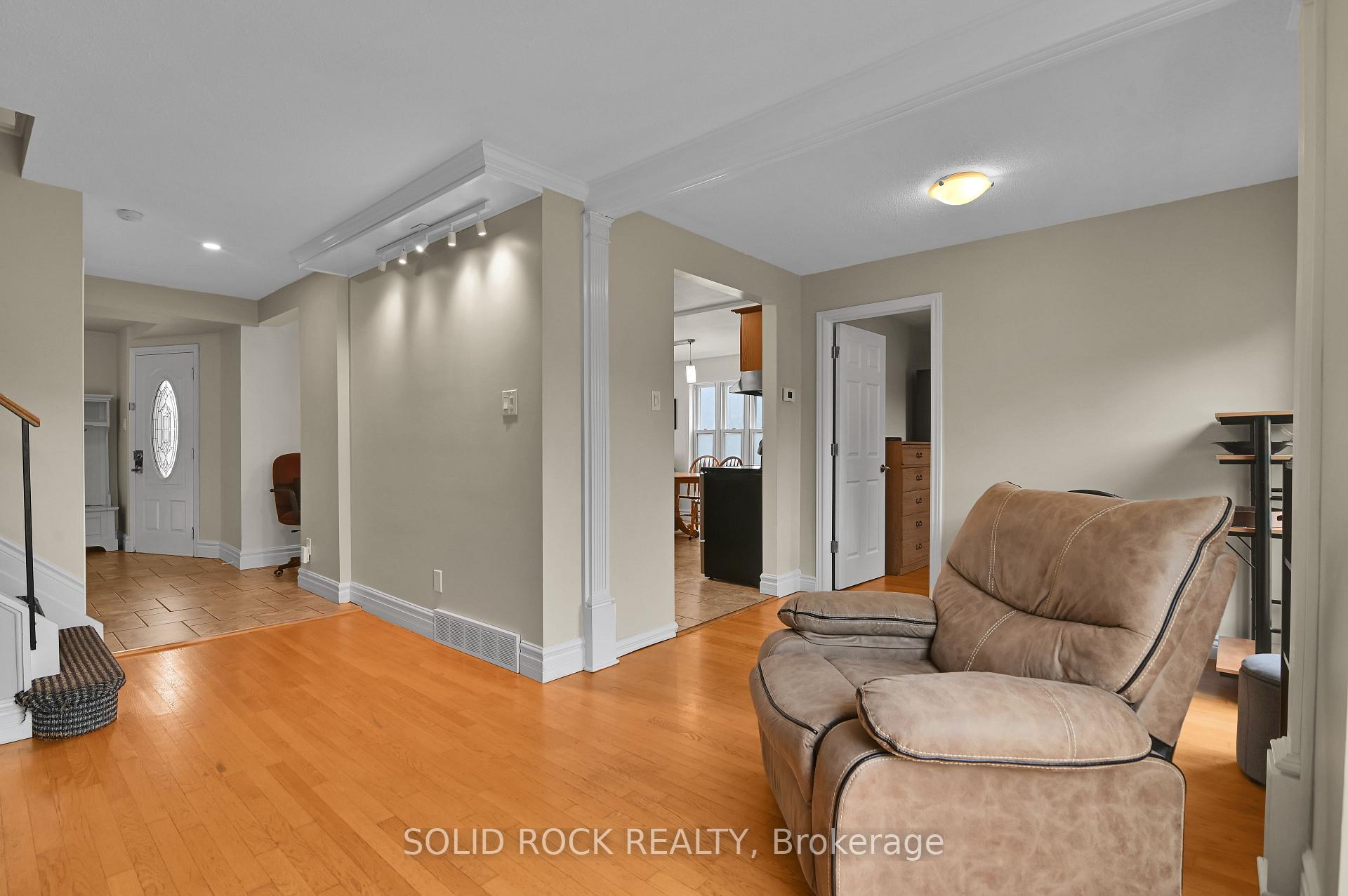 Photo 17 of 253 Cote-Royale Crescent, Ottawa, Bilberry Creek/Queenswood Heights — HOMEH
