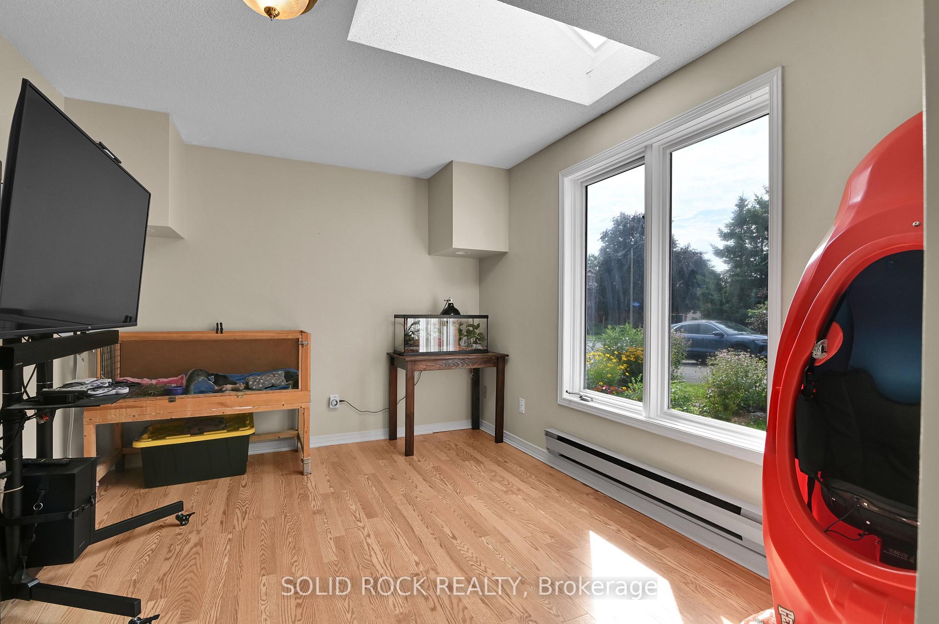 Photo 19 of 253 Cote-Royale Crescent, Ottawa, Bilberry Creek/Queenswood Heights — HOMEH