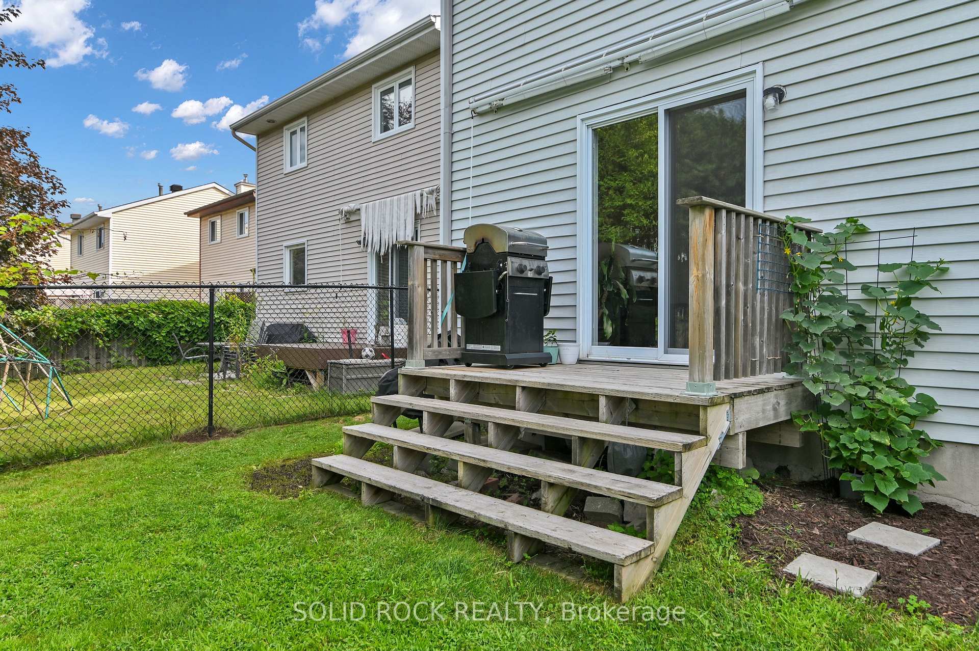 Photo 34 of 253 Cote-Royale Crescent, Ottawa, Bilberry Creek/Queenswood Heights — HOMEH