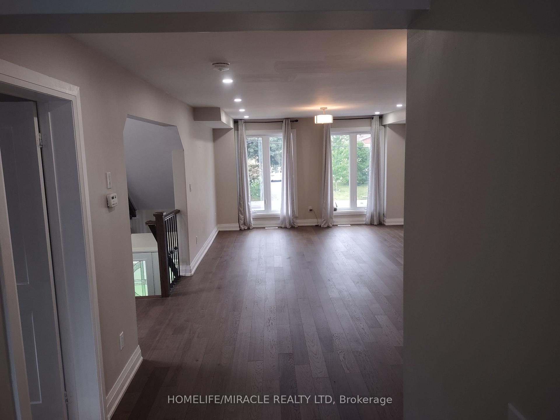 Photo 4 of 688B Midland Avenue, Scarborough, Kennedy Park — HOMEH