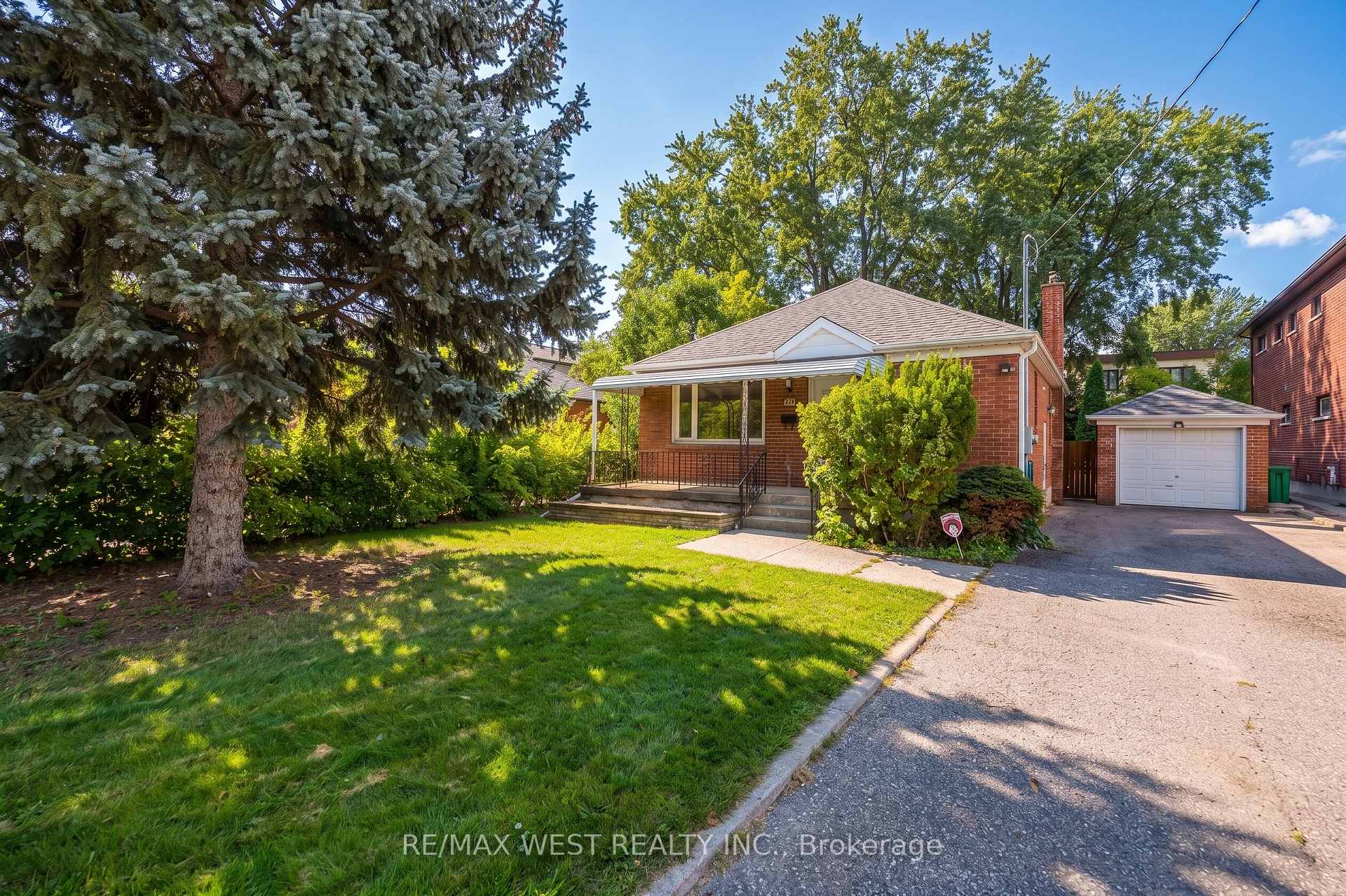 Front of 32 Pine Avenue N