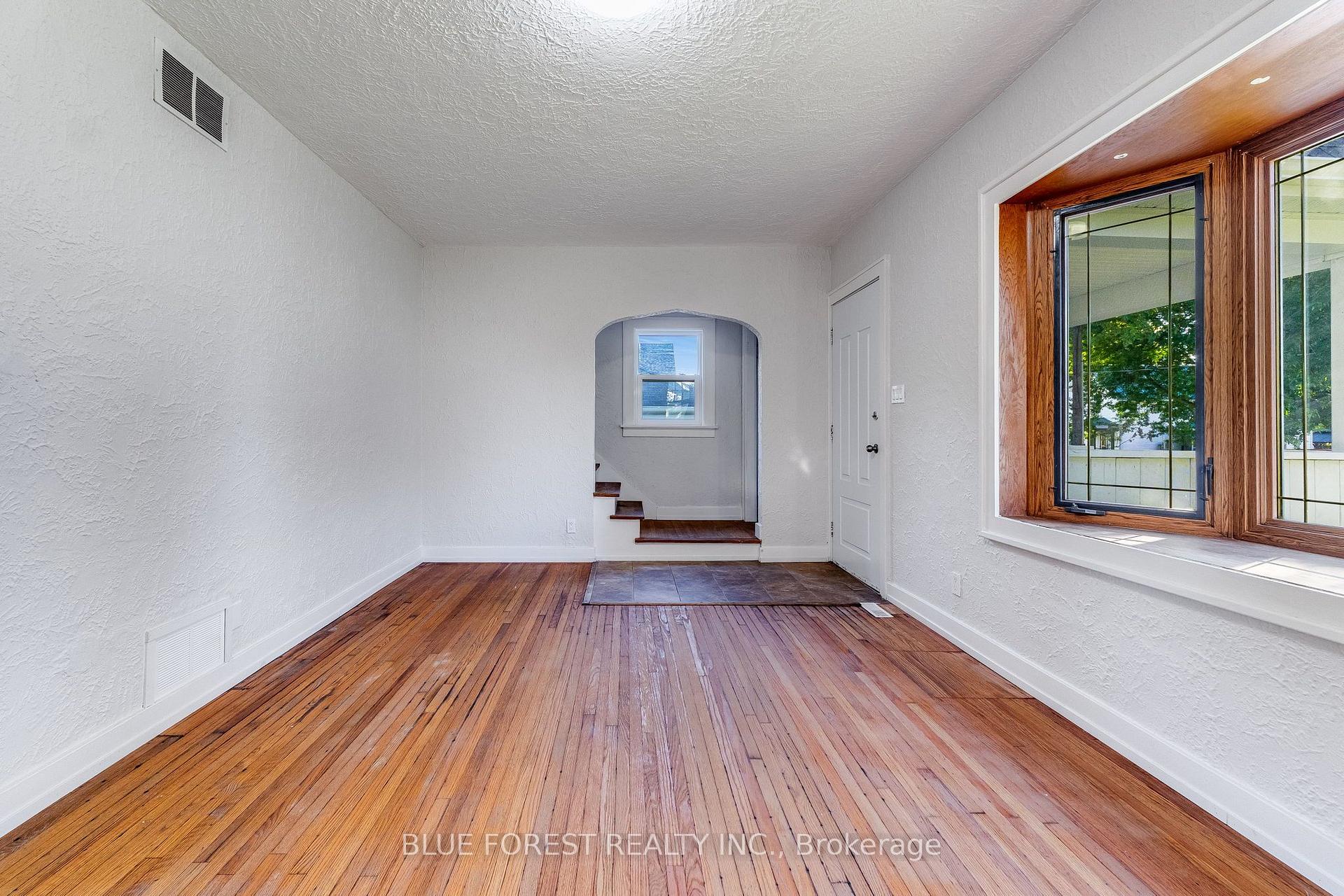 Photo 4 of 16 York Street E, Chatham-Kent, Ridgetown — HOMEH