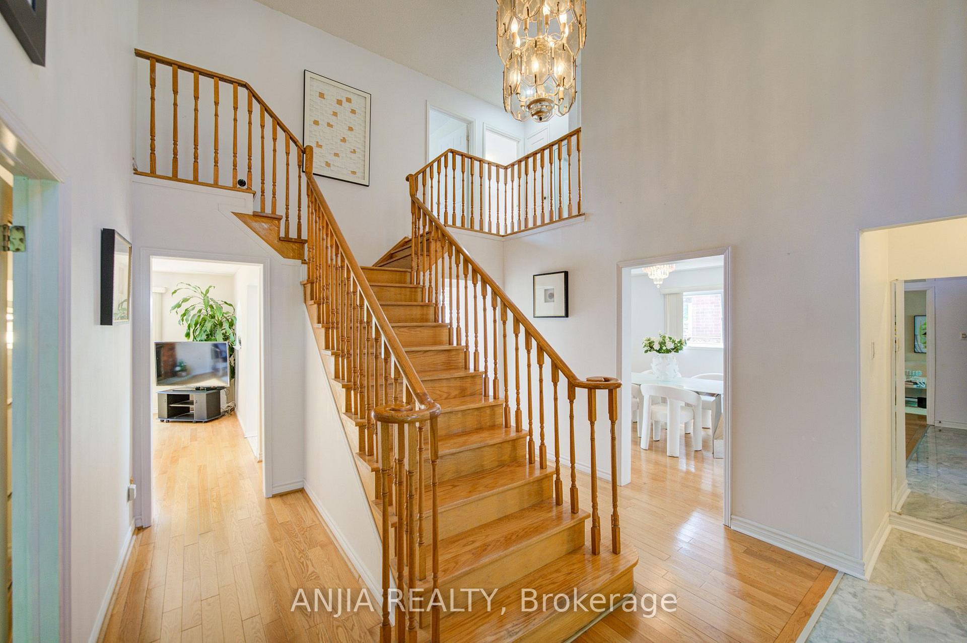 Photo 3 of 8 Brooklyn Crescent, Markham, Unionville — HOMEH
