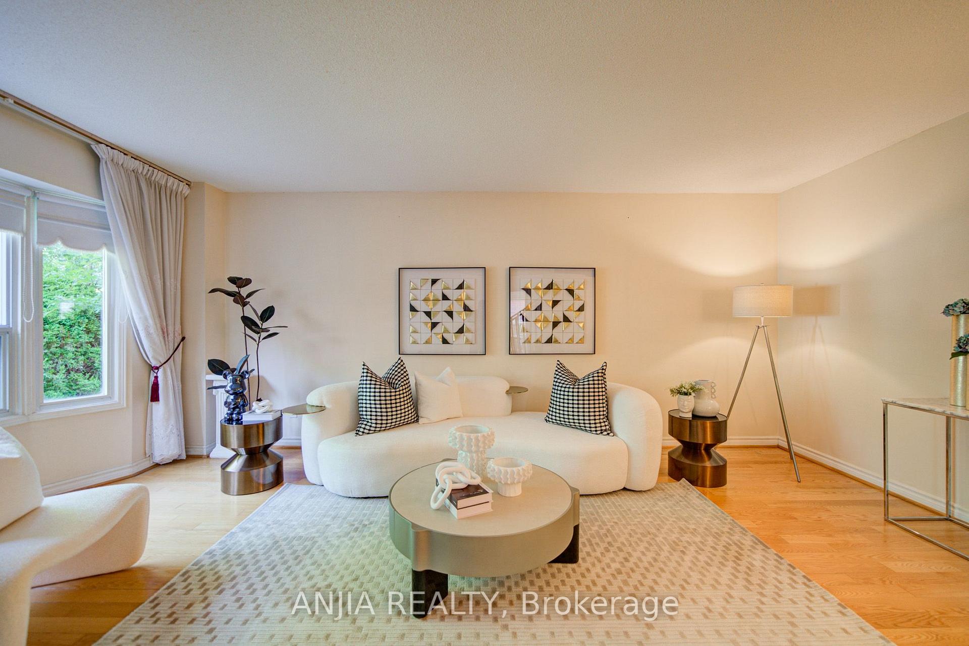 Photo 4 of 8 Brooklyn Crescent, Markham, Unionville — HOMEH