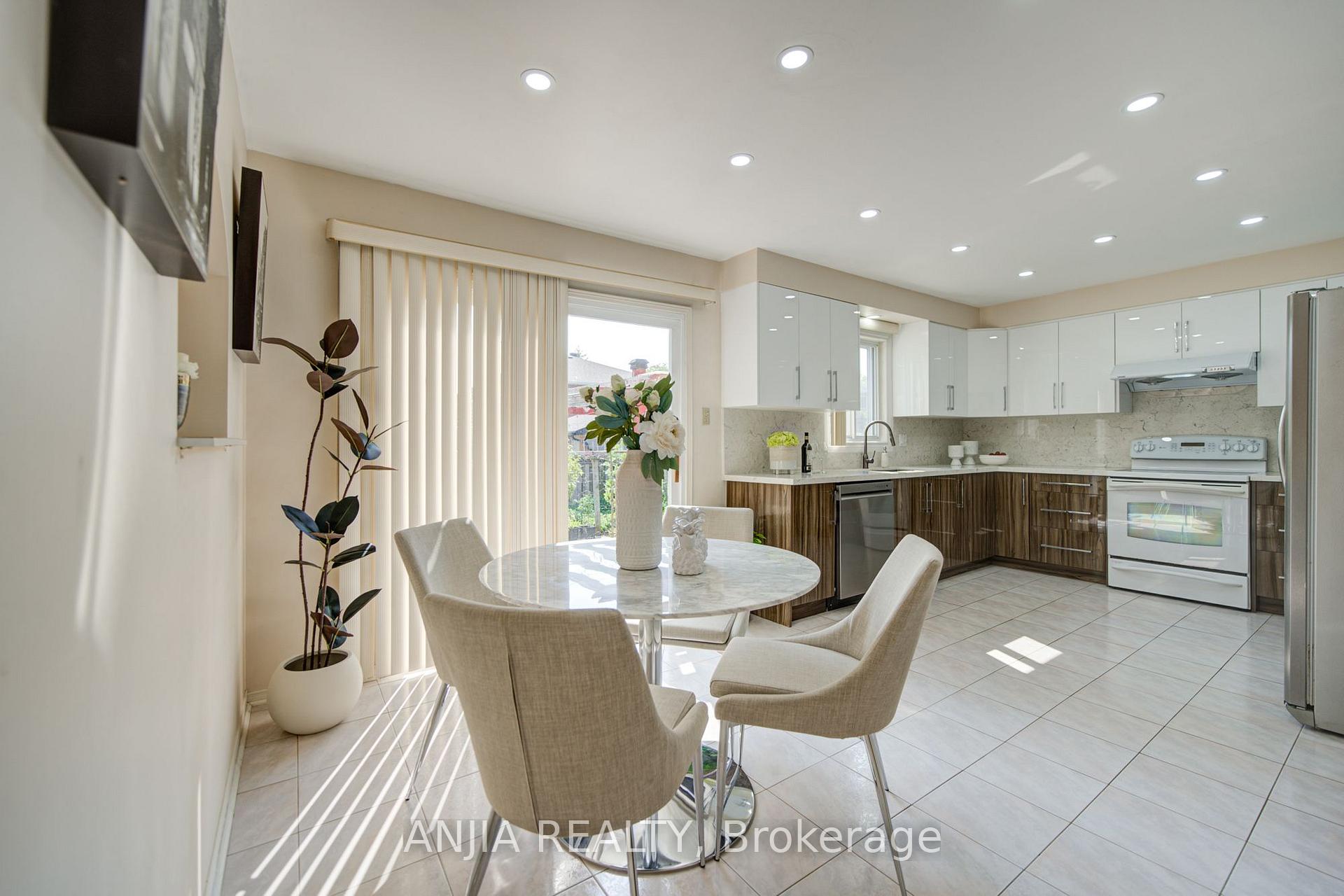 Photo 11 of 8 Brooklyn Crescent, Markham, Unionville — HOMEH