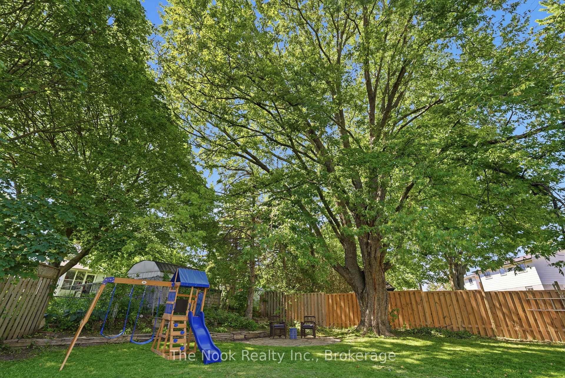 Photo 4 of 30 Deerpark Crescent, Clarington, Bowmanville — HOMEH